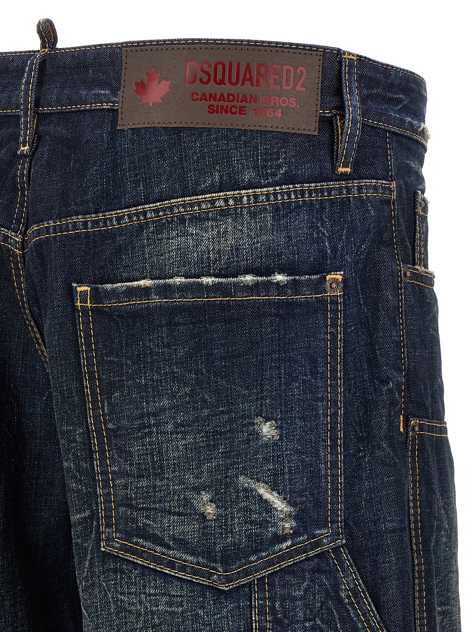 Jeans en denim bleu en coton de Dsquared², coupe classique et détails tendance, visibles sur l'image.