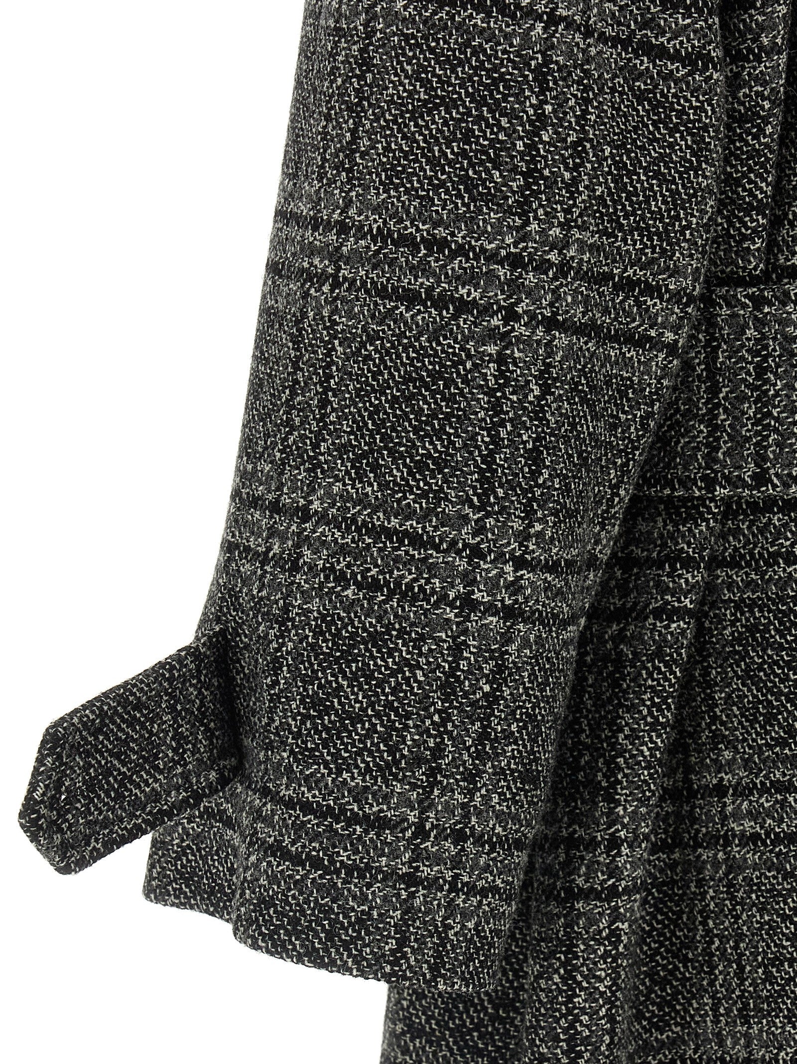 Manteau en laine noir Balenciaga, coupe élégante, porté sur un modèle, détails de couture visibles.