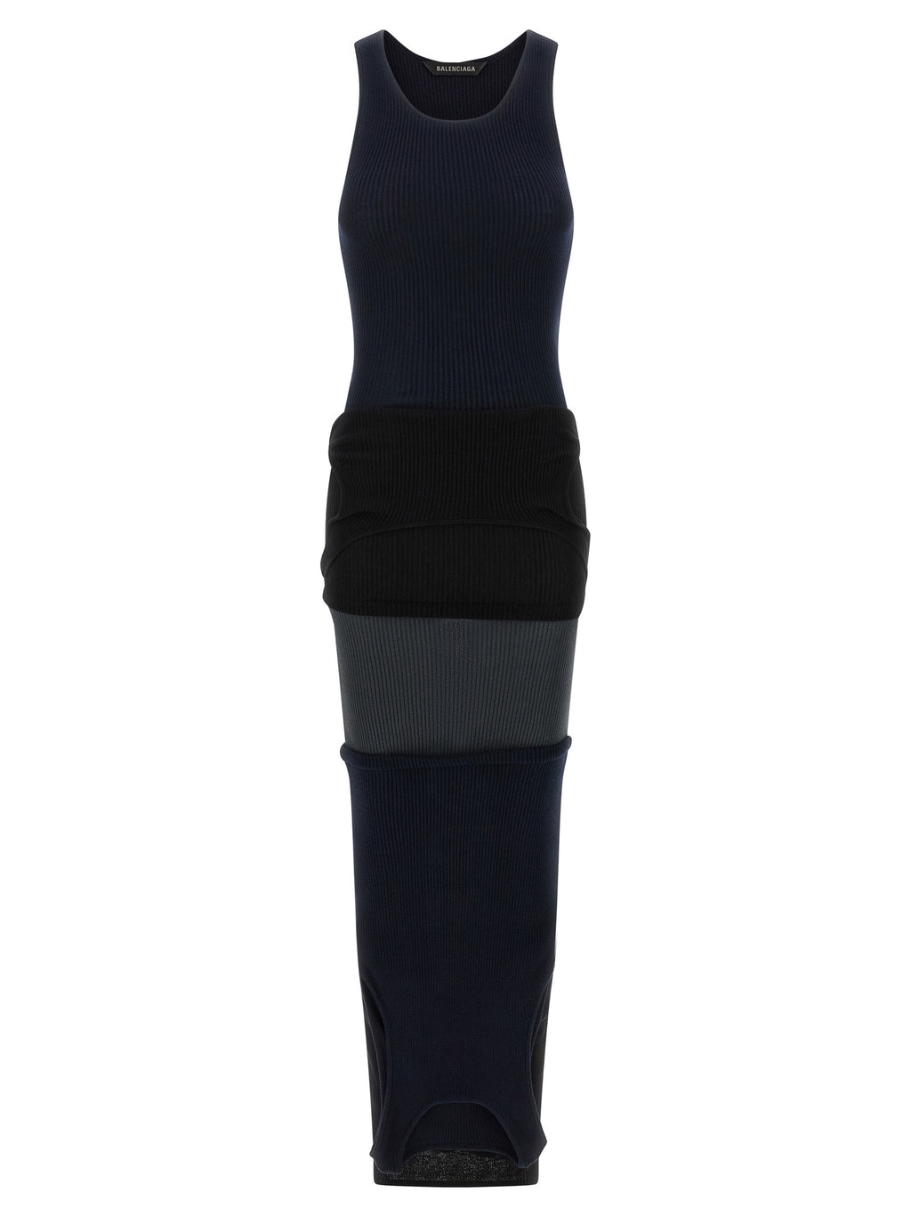 Robe longue noire en coton de Balenciaga, élégante et fluide, portée avec des détails modernes et sophistiqués.