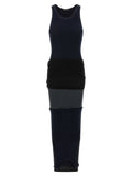 Robe longue noire en coton de Balenciaga, élégante et fluide, portée avec des détails modernes et sophistiqués.