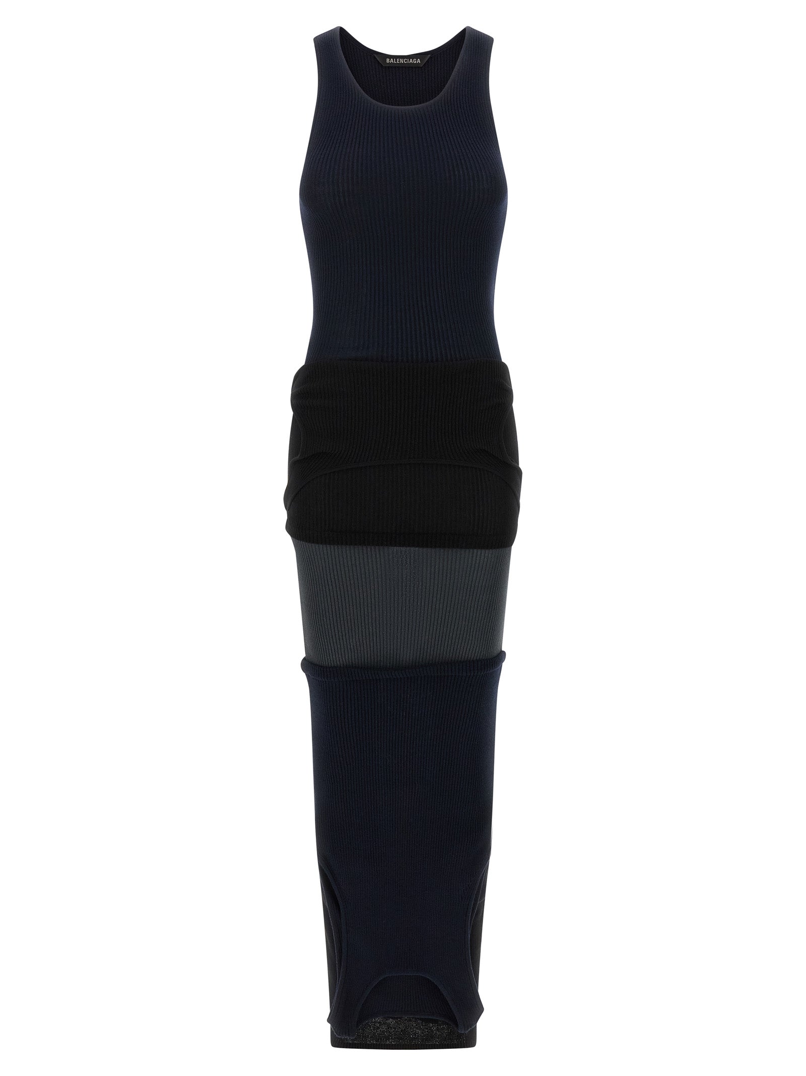 Robe longue noire en coton de Balenciaga, élégante et fluide, portée avec des détails modernes et sophistiqués.