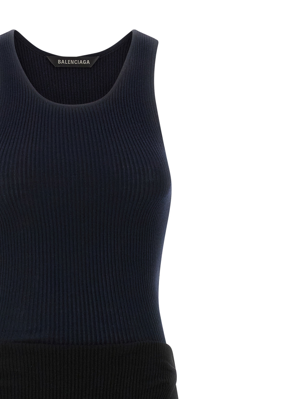 Robe longue noire en coton de Balenciaga, élégante et fluide, portée par un mannequin dans une tenue sophistiquée.
