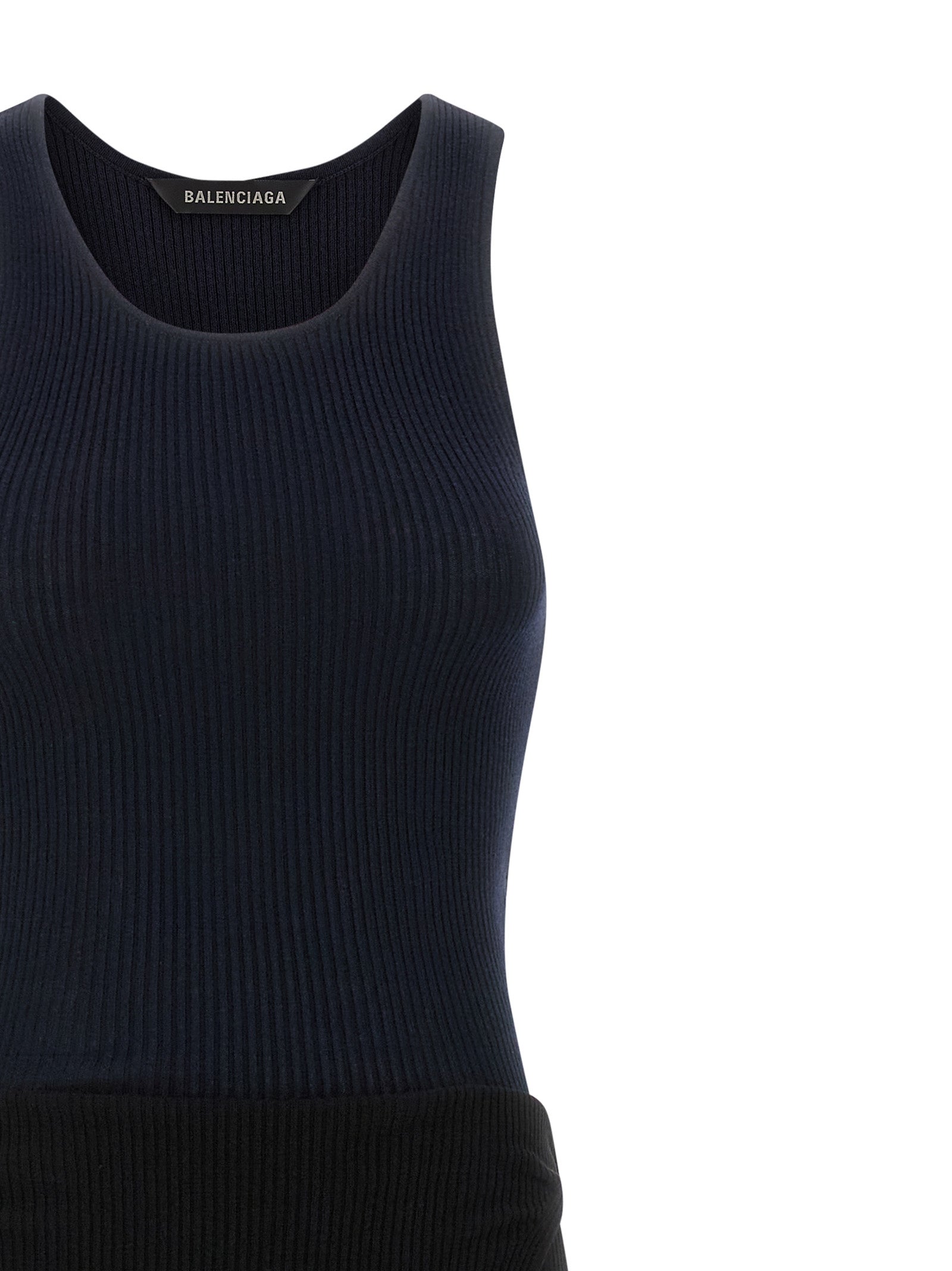 Robe longue noire en coton de Balenciaga, élégante et fluide, portée par un mannequin dans une tenue sophistiquée.