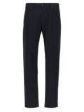 Pantalon casual en coton bleu de Hugo Boss, style décontracté et élégant, vue de face sur un mannequin.