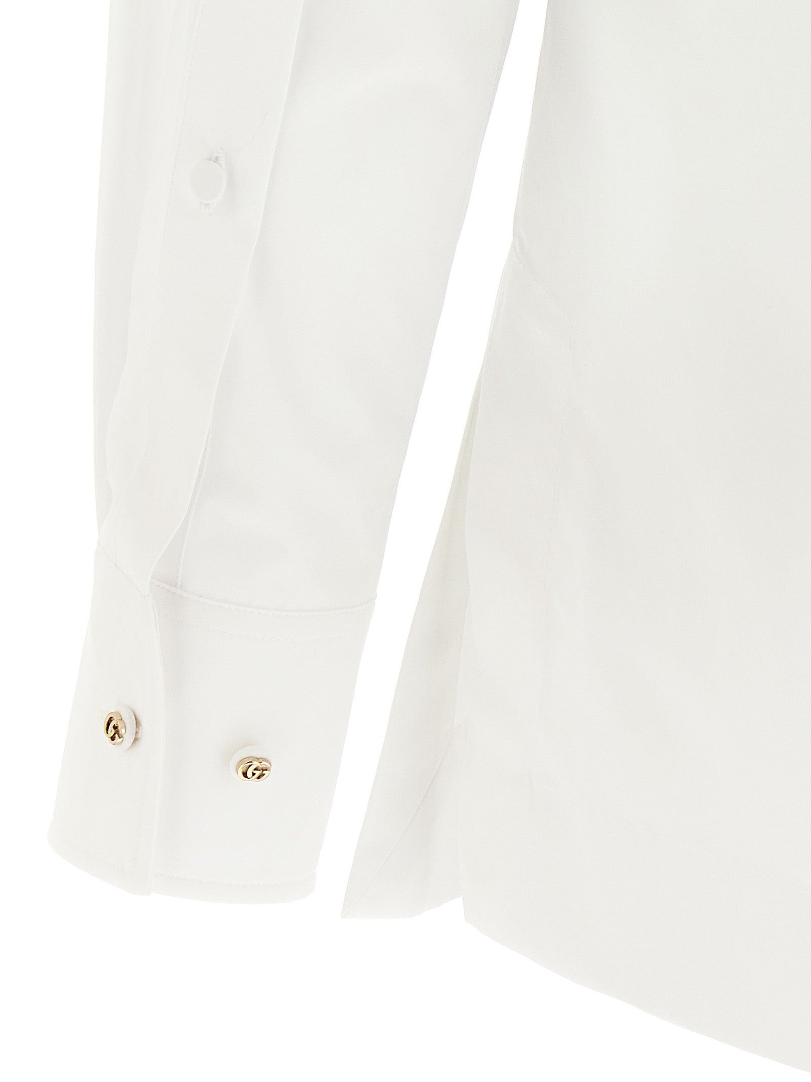 Chemise blanche en coton de Gucci, vêtement élégante avec logo discret, portée décontractée ou formelle.