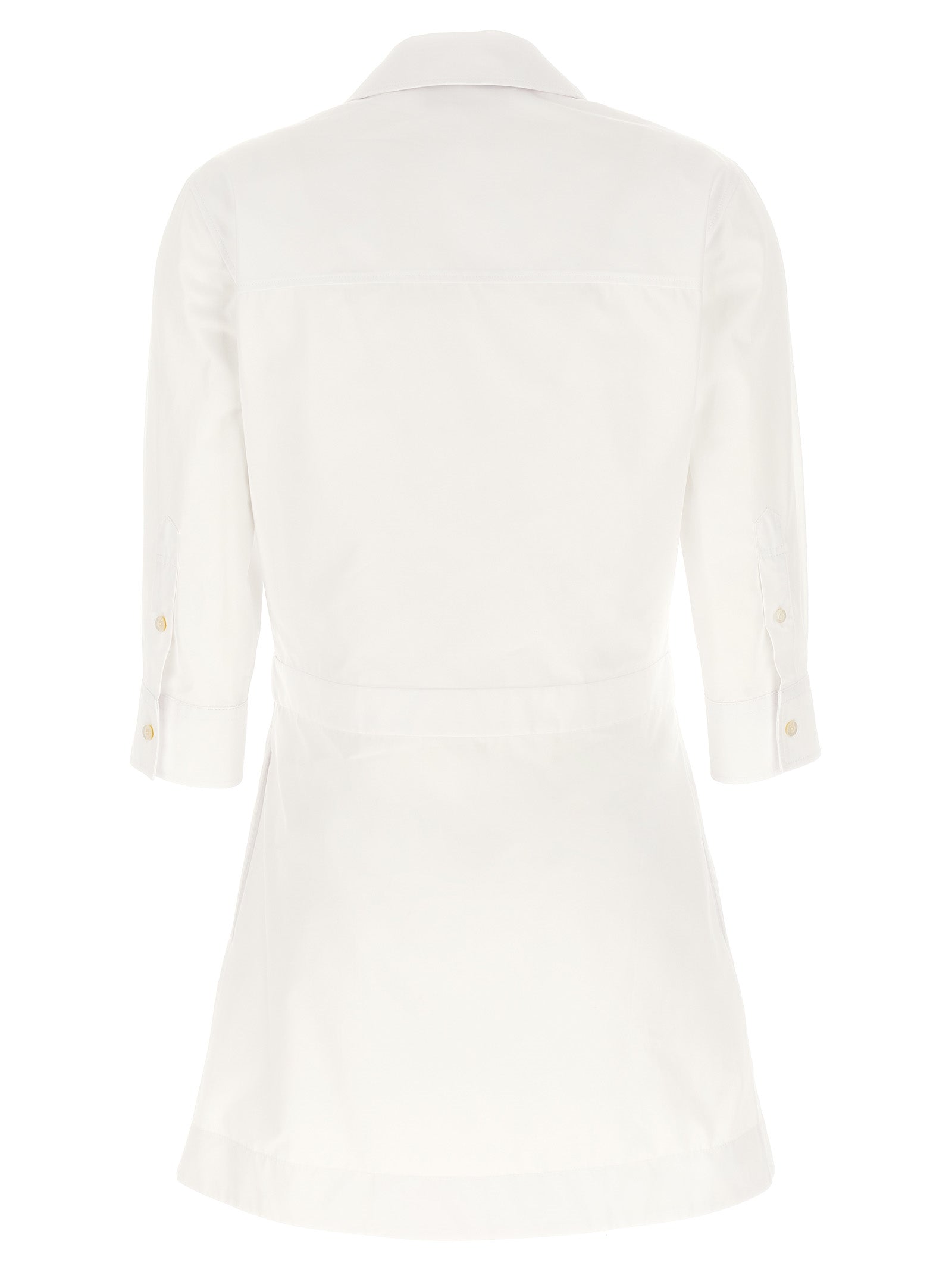 Robe courte en coton blanc Gucci, design élégant, portée décontractée, avec détails de la marque visible.