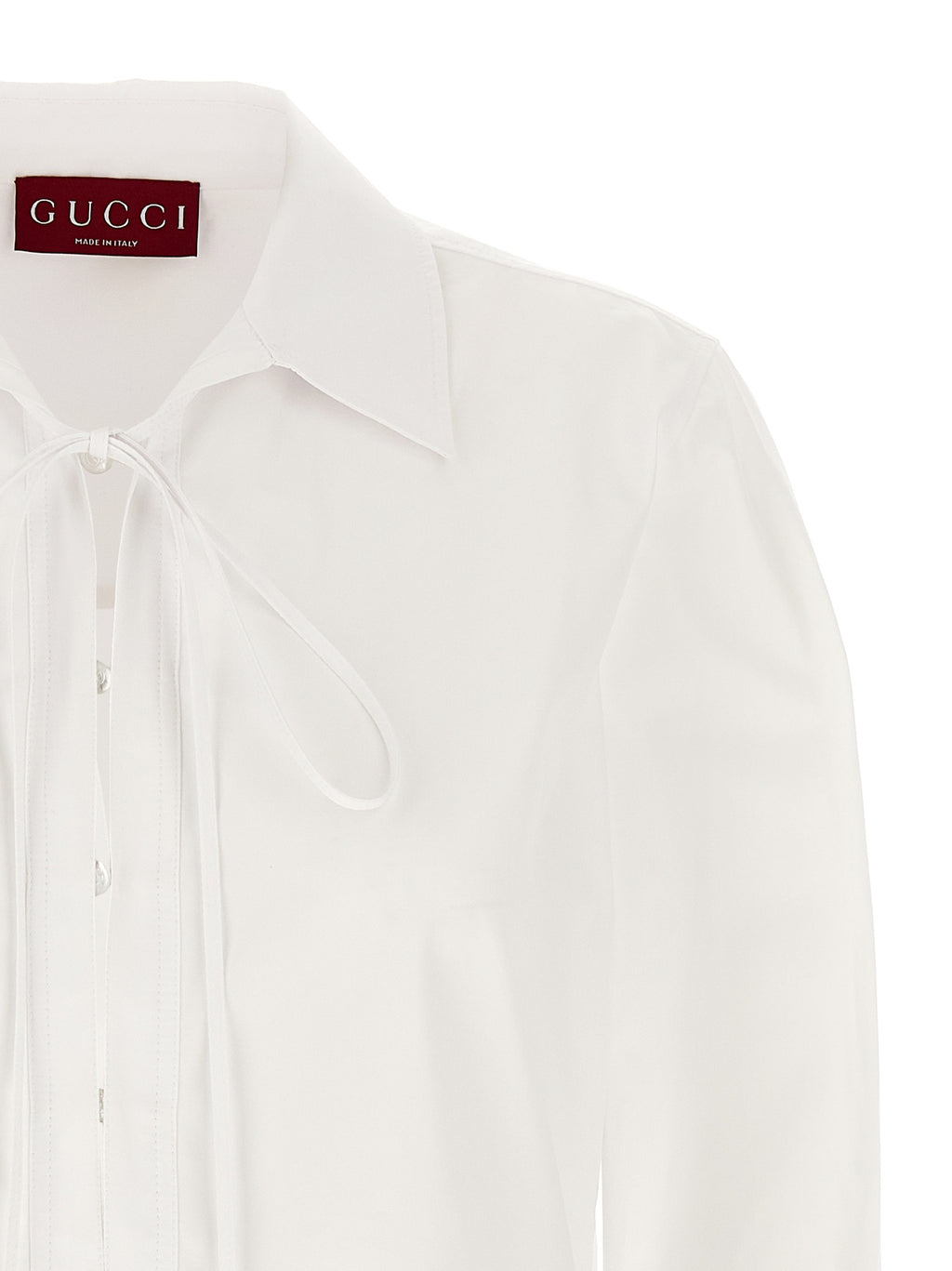 Robe courte en coton blanc Gucci, légère et élégante, avec un design simple et sophistiqué, portée par un mannequin.