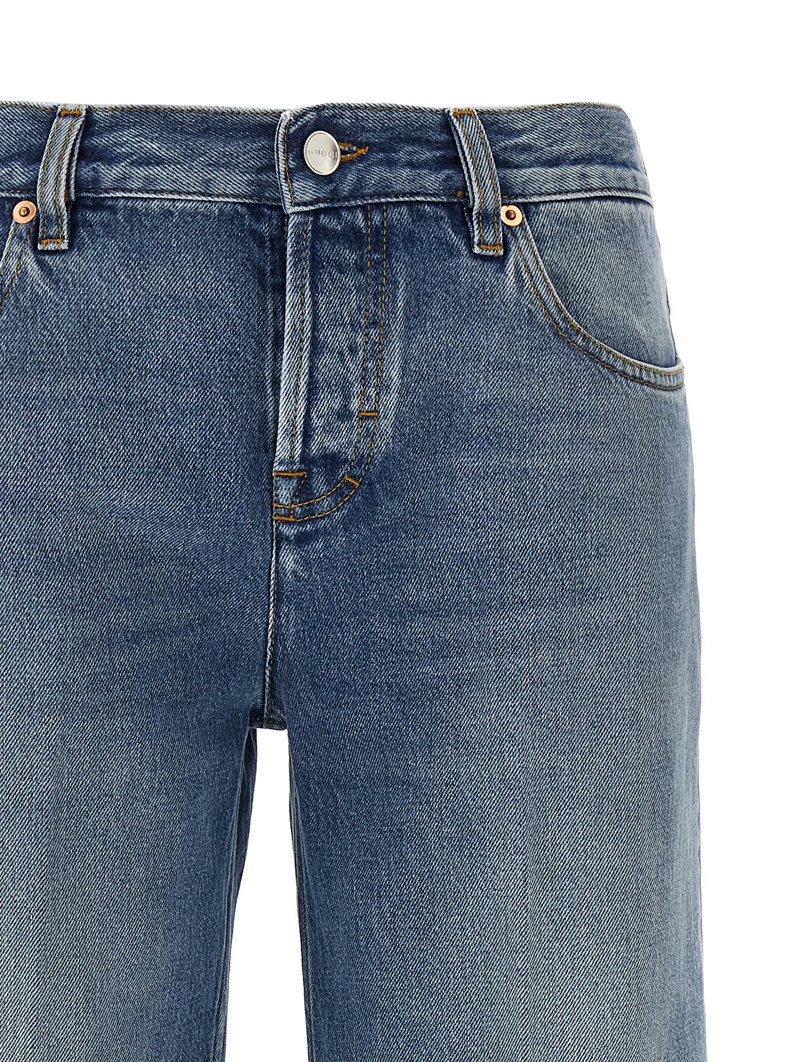 Jeans droits en coton bleu Gucci, style classique, visible avec poches et coutures détaillées.