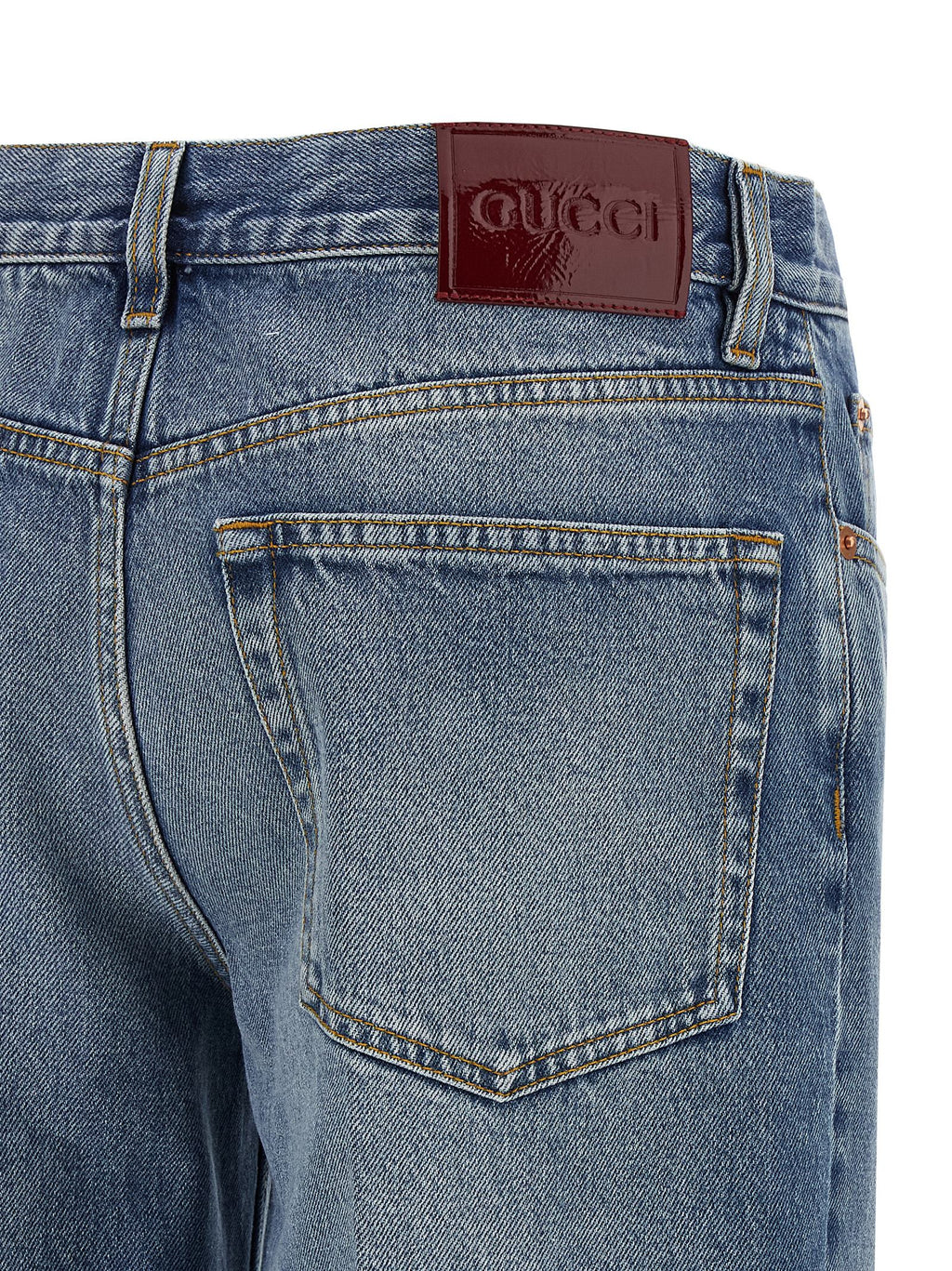 Jeans droits en coton bleu Gucci, silhouette classique, détails de couture visibles, style décontracté et élégant.