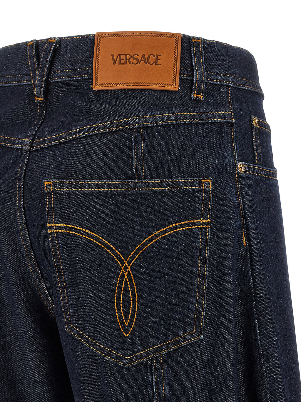Jean bleu en coton taille haute de la marque Versace, aspect élégant avec coupe slim et détails modernes.