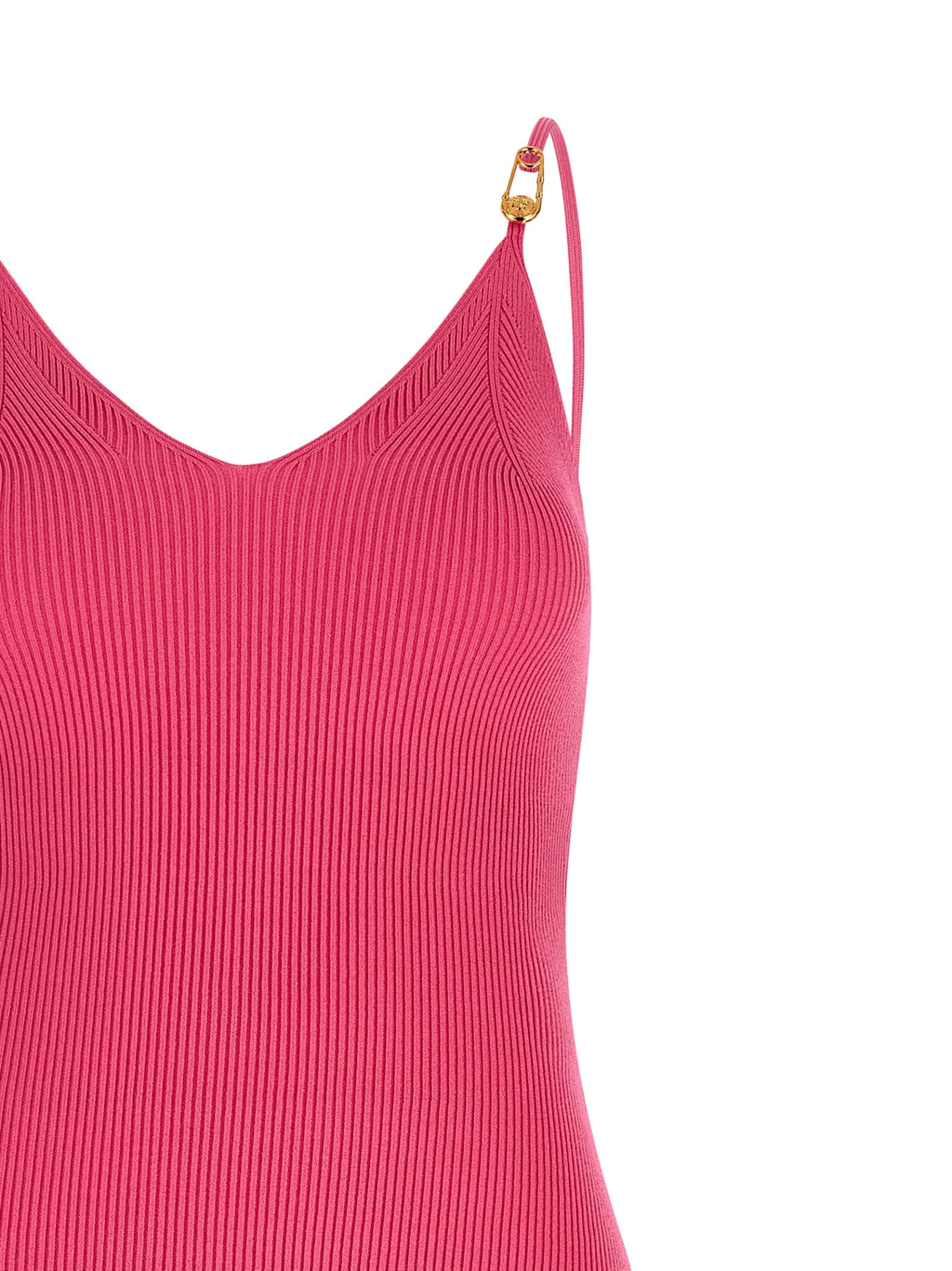 Robe midi Versace en viscose fuchsia avec coupe élégante et détails sophistiqués, portée sur un mannequin.