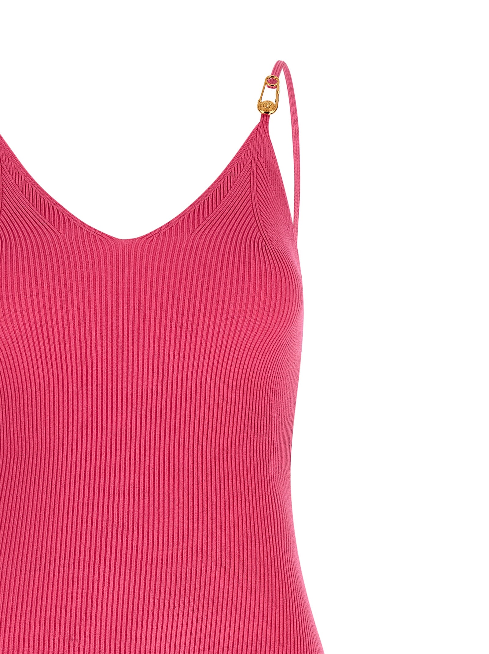 Robe midi Versace en viscose fuchsia avec coupe élégante et détails sophistiqués, portée sur un mannequin.