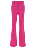 Pantalons évasés en laine vierge fuchsia de Versace, style moderne et élégant, visibles sur cette image.