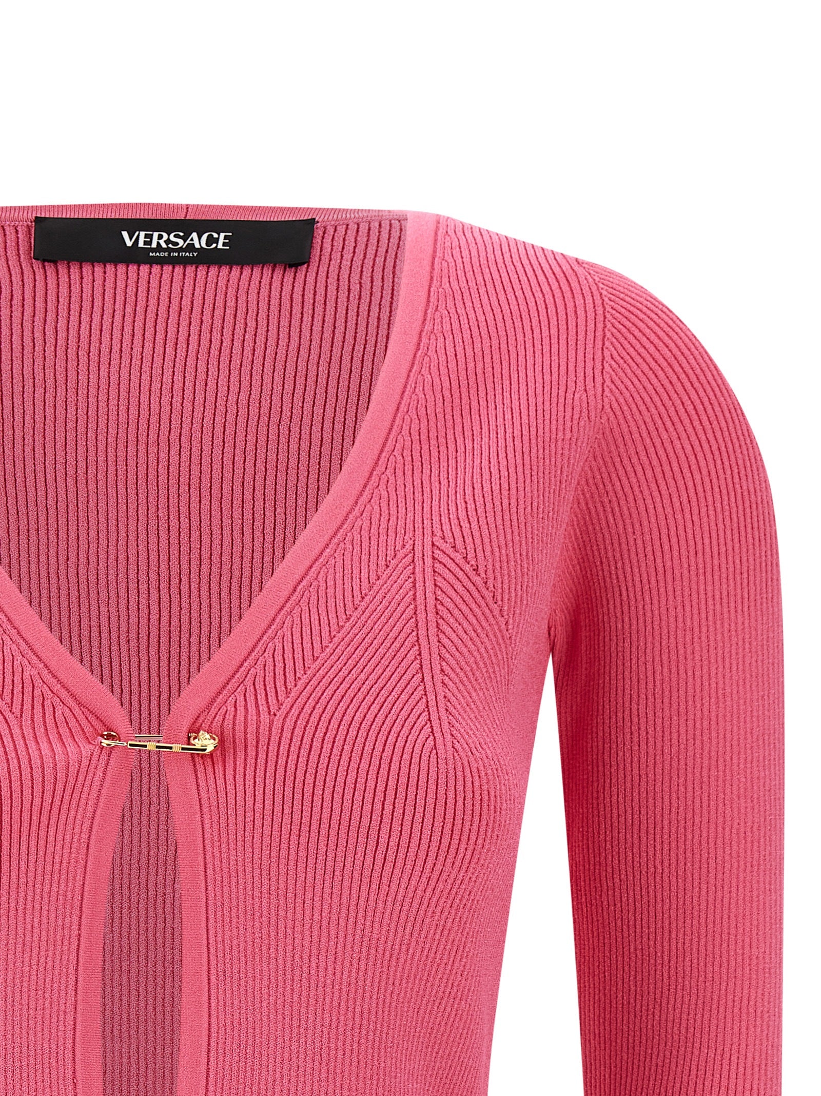 Cardigan en viscose fuchsia de Versace, avec détails élégants, porté ou posé à plat, mettant en valeur la texture et la couleur vibrante.