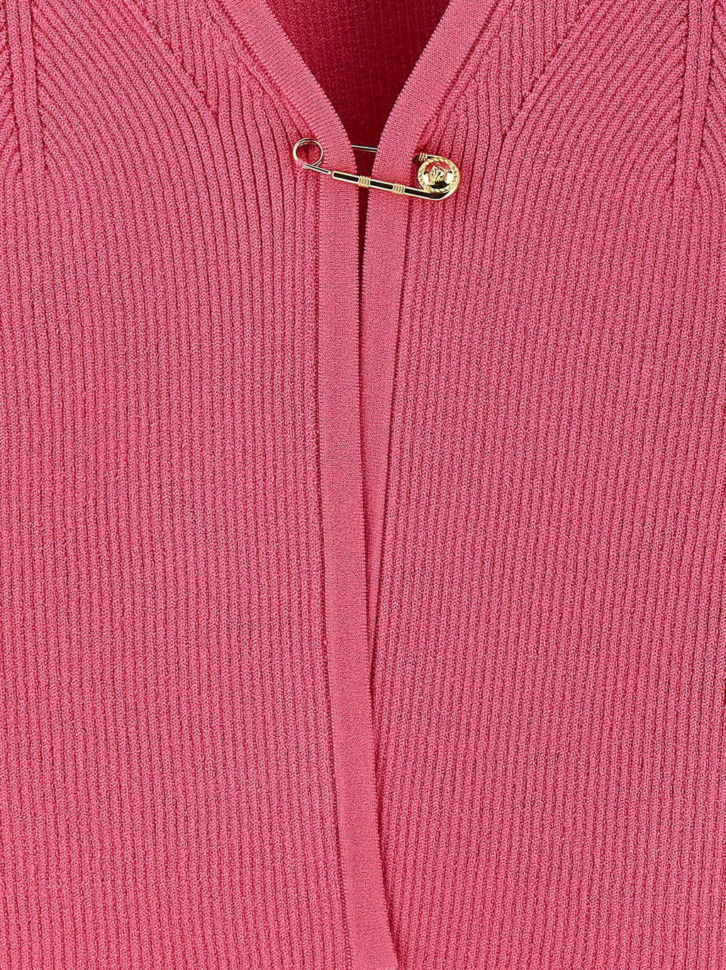 Cardigan en viscose fuchsia de Versace, style élégant avec détails sophistiqués, porté sur un mannequin.