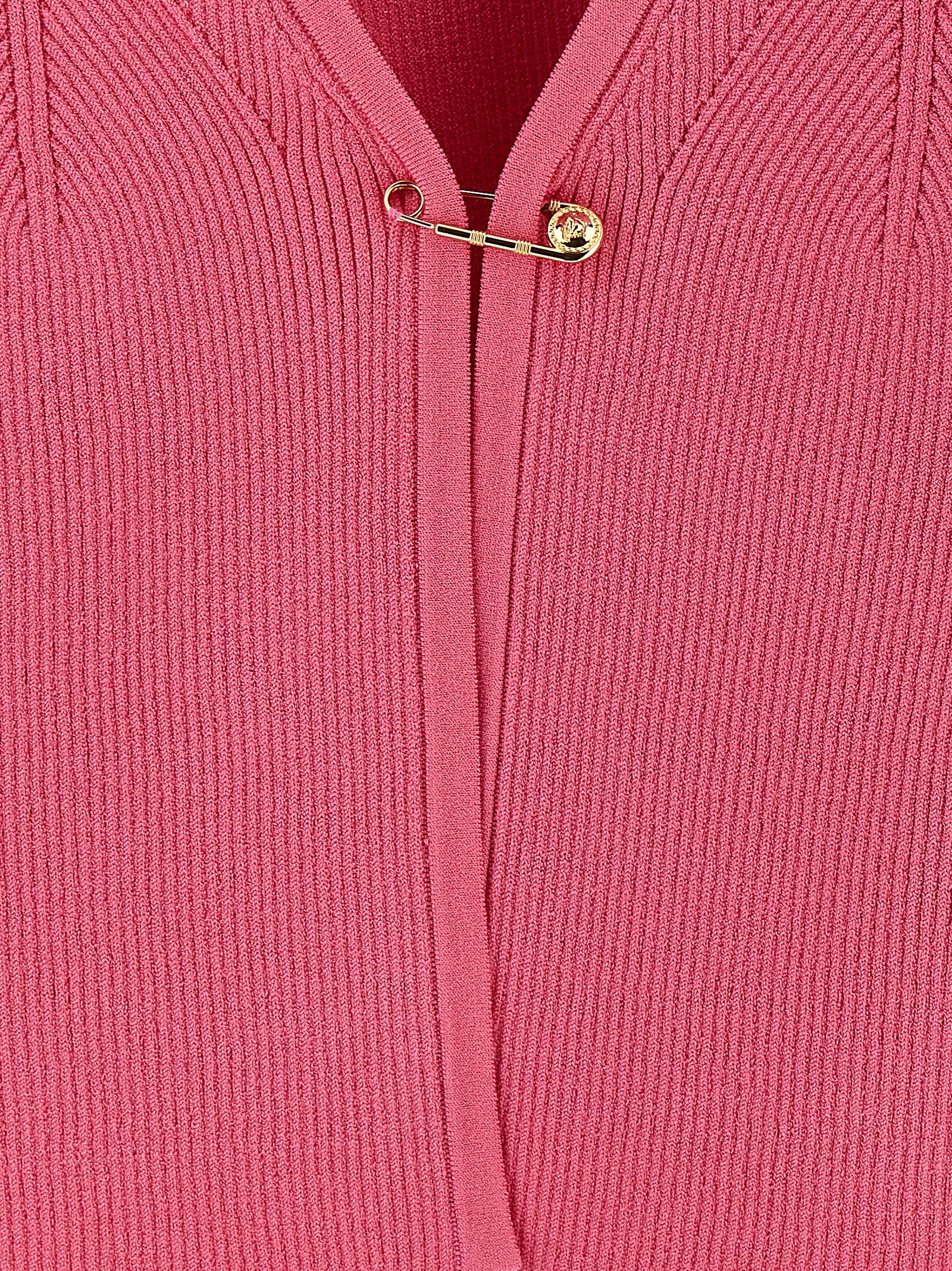 Cardigan en viscose fuchsia de Versace, style élégant avec détails sophistiqués, porté sur un mannequin.