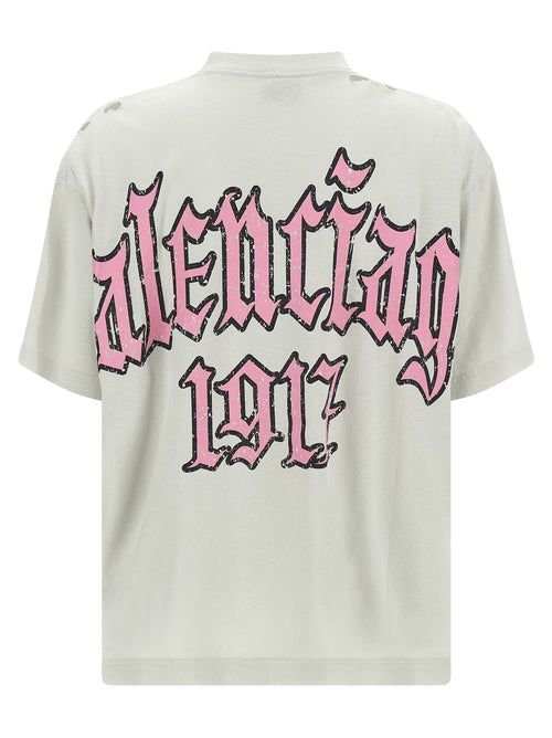 T-shirt beige en coton de Balenciaga, coupe classique avec logo discret, porté sur un mannequin.