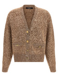 Cardigan beige en laine vierge de Versace, détail élégant avec logo, porté sur un mannequin.