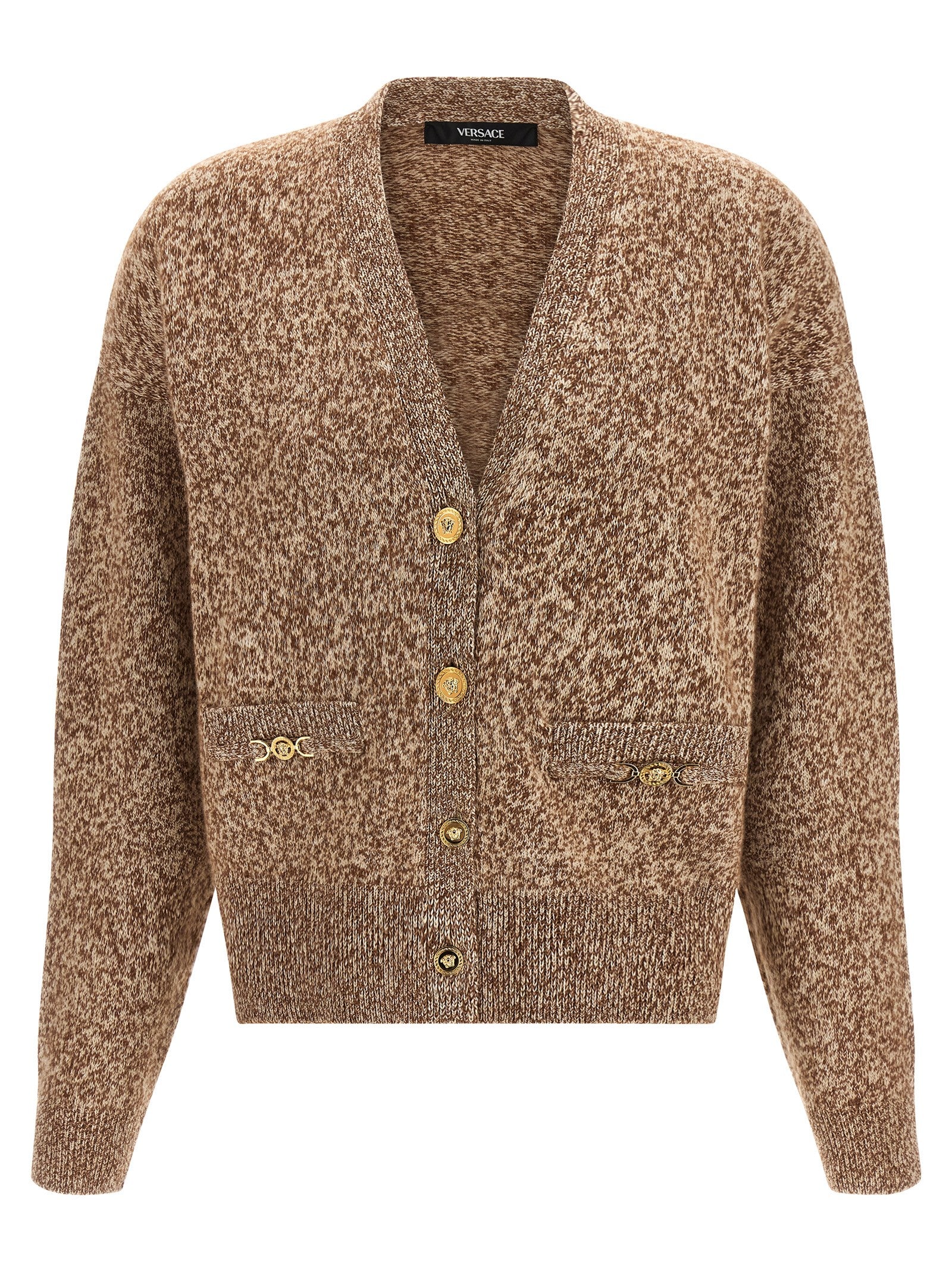 Cardigan beige en laine vierge de Versace, détail élégant avec logo, porté sur un mannequin.