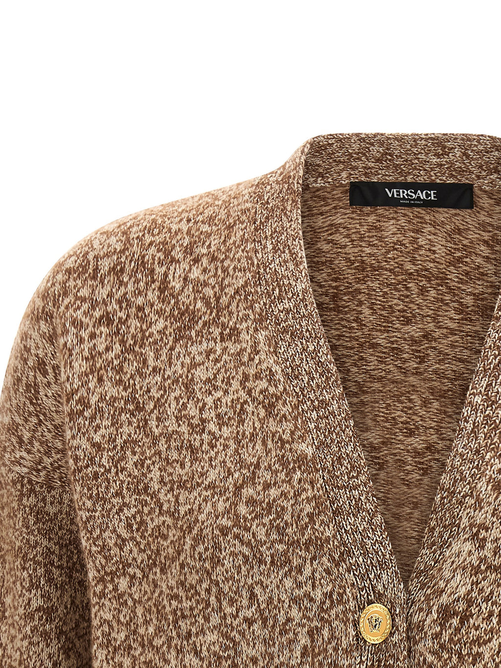 Cardigan beige en laine vierge de la marque Versace, doux et élégant, porté sur un mannequin.