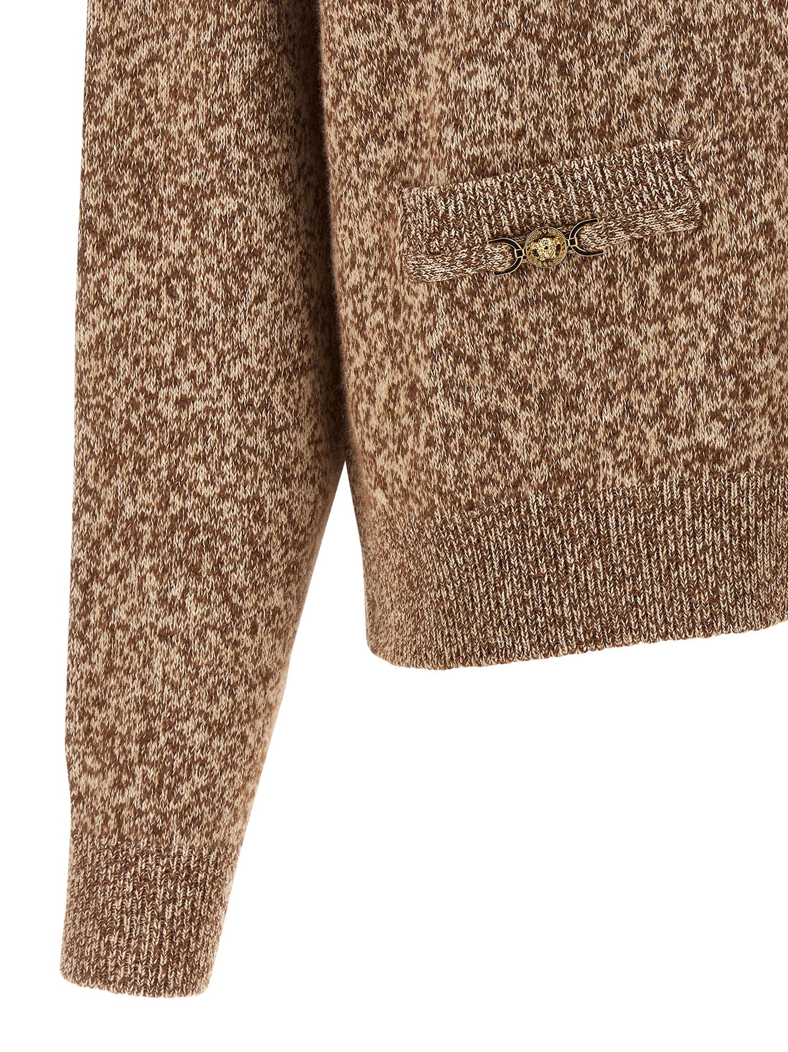 Cardigan beige en laine vierge de la marque Versace, fermeture boutonnée et détails élégants visibles sur l'image.