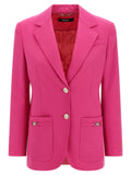 Blazer en laine vierge fuchsia de Versace, coupe élégante, porté sur un mannequin avec détails sophistiqués.
