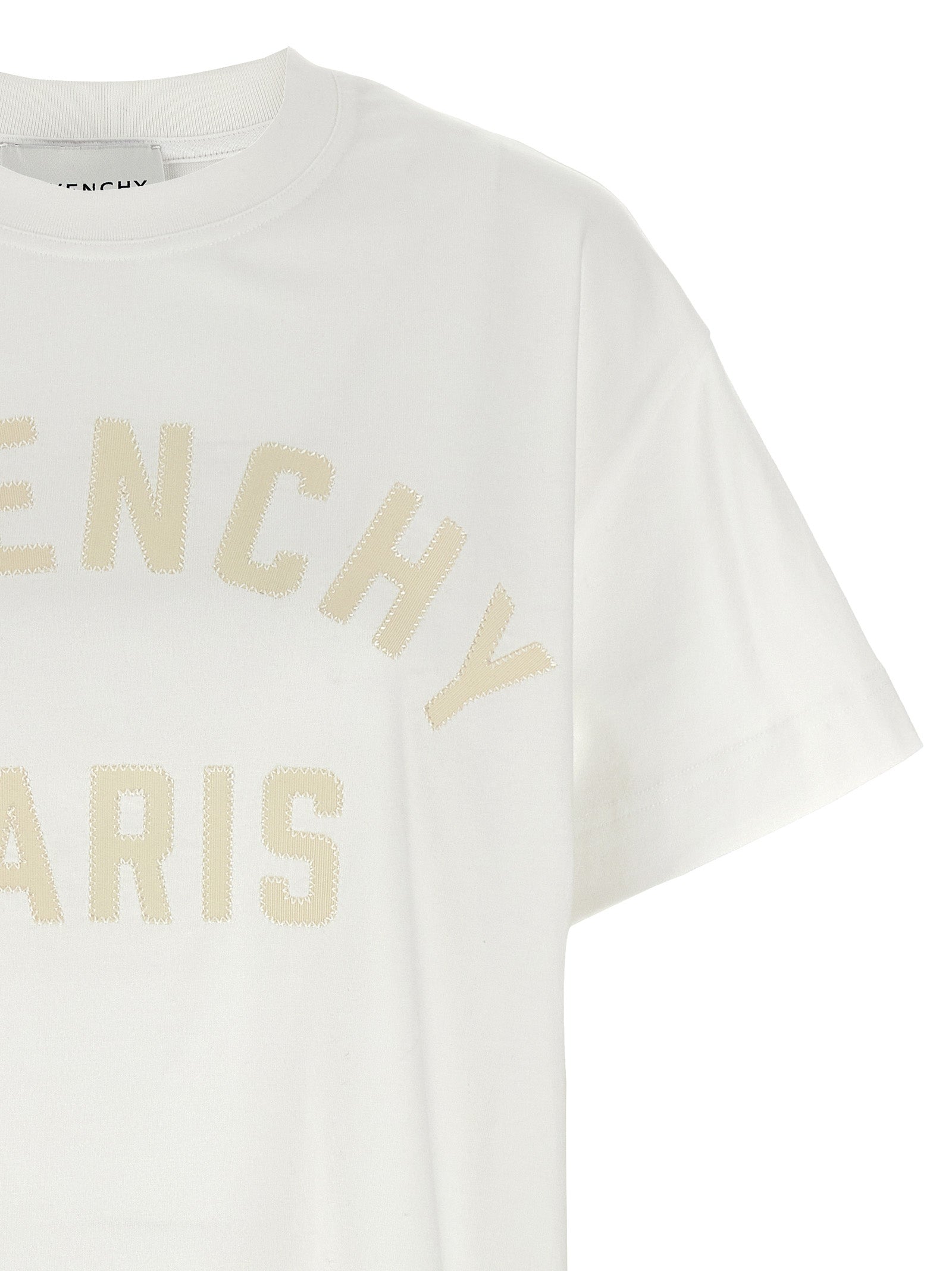 T-shirt blanc en coton Givenchy, coupe classique, portant un logo discret sur la poitrine, vue de face.