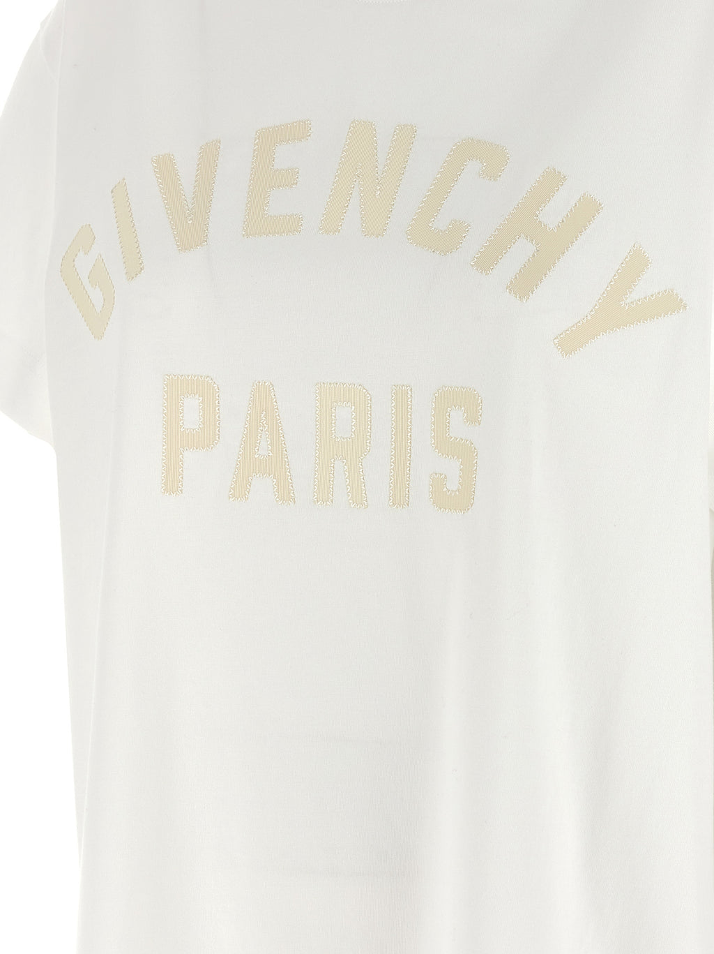 T-shirt blanc en coton Givenchy, coupe classique, visible sur un mannequin, avec logo discret sur la poitrine.