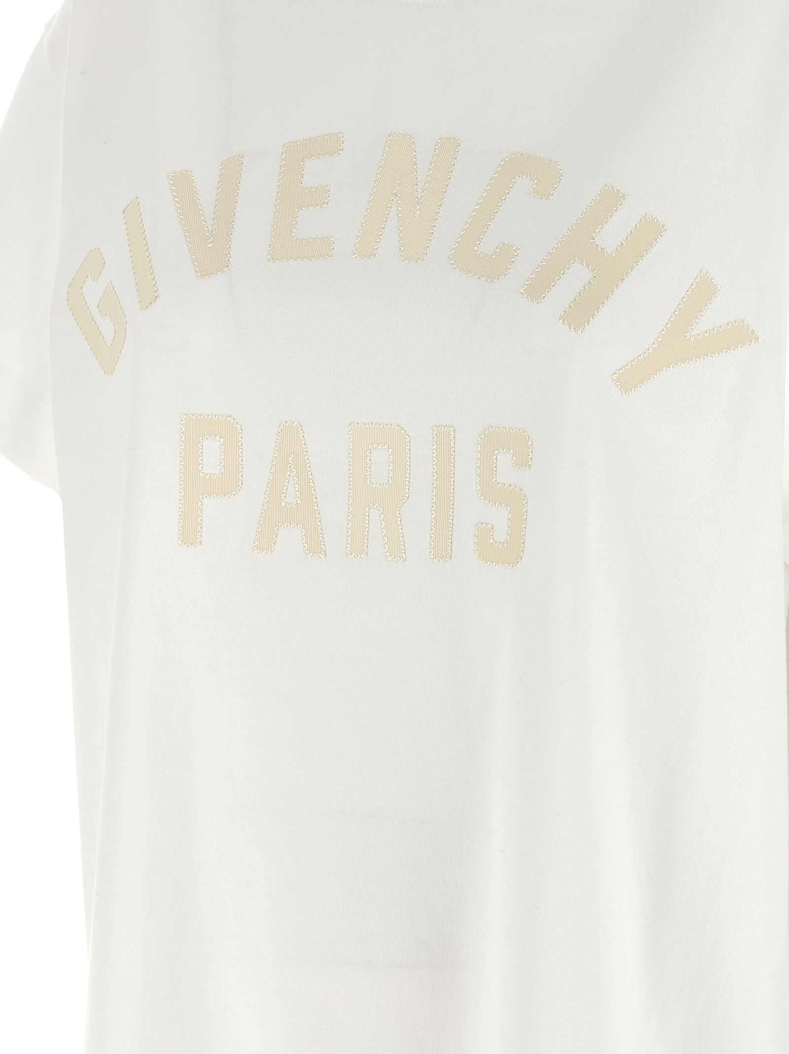T-shirt blanc en coton Givenchy, coupe classique, visible sur un mannequin, avec logo discret sur la poitrine.
