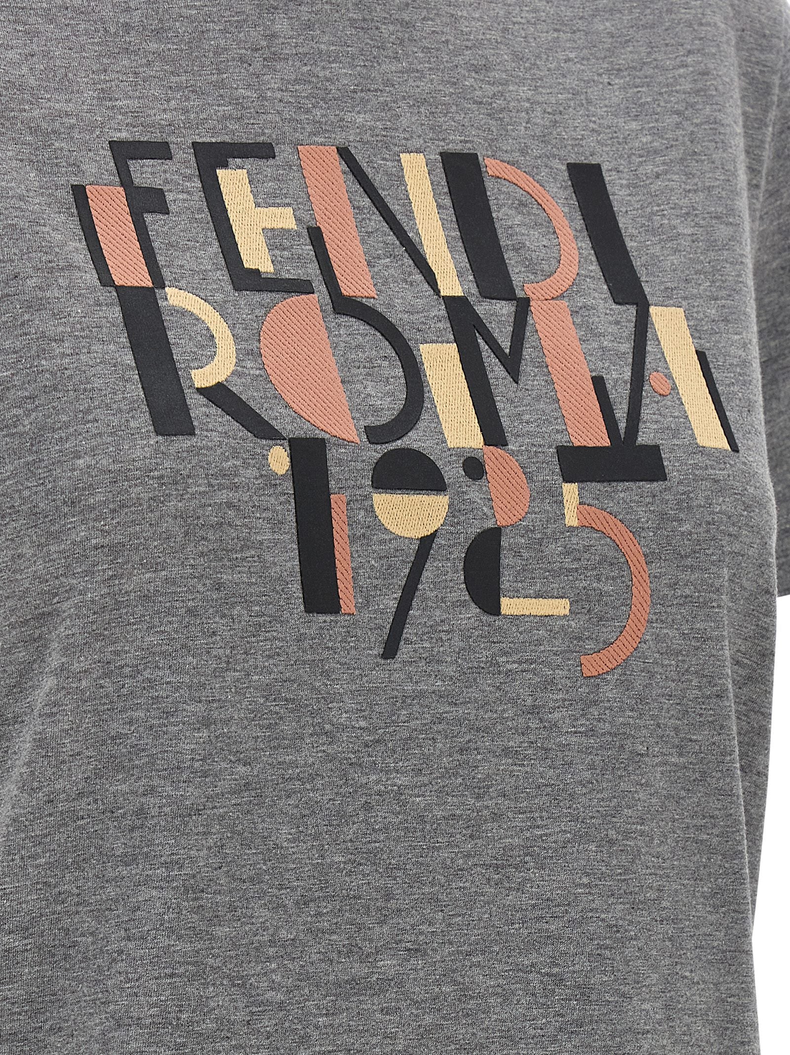 T-shirt gris en coton de la marque Fendi, coupe classique, doux et confortable, affichant le logo Fendi sur le devant.