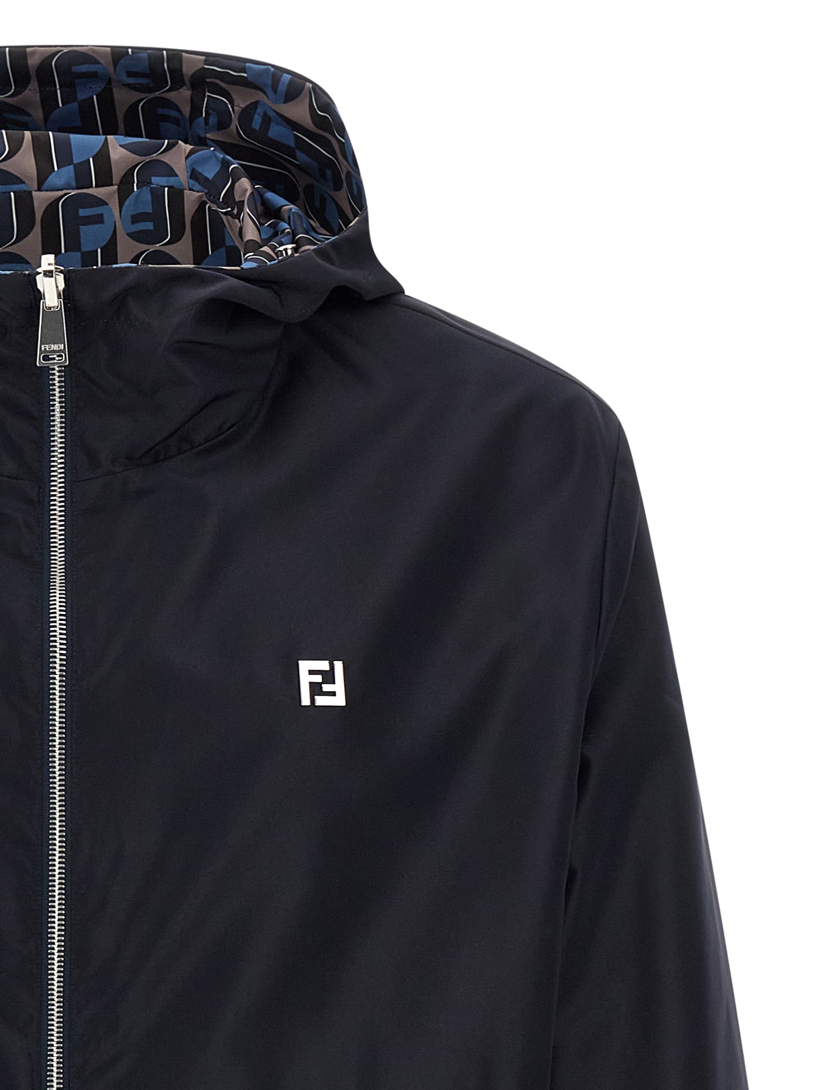 Veste en polyester bleu de Fendi, coque légère et résistante, affichant un design moderne et élégant.