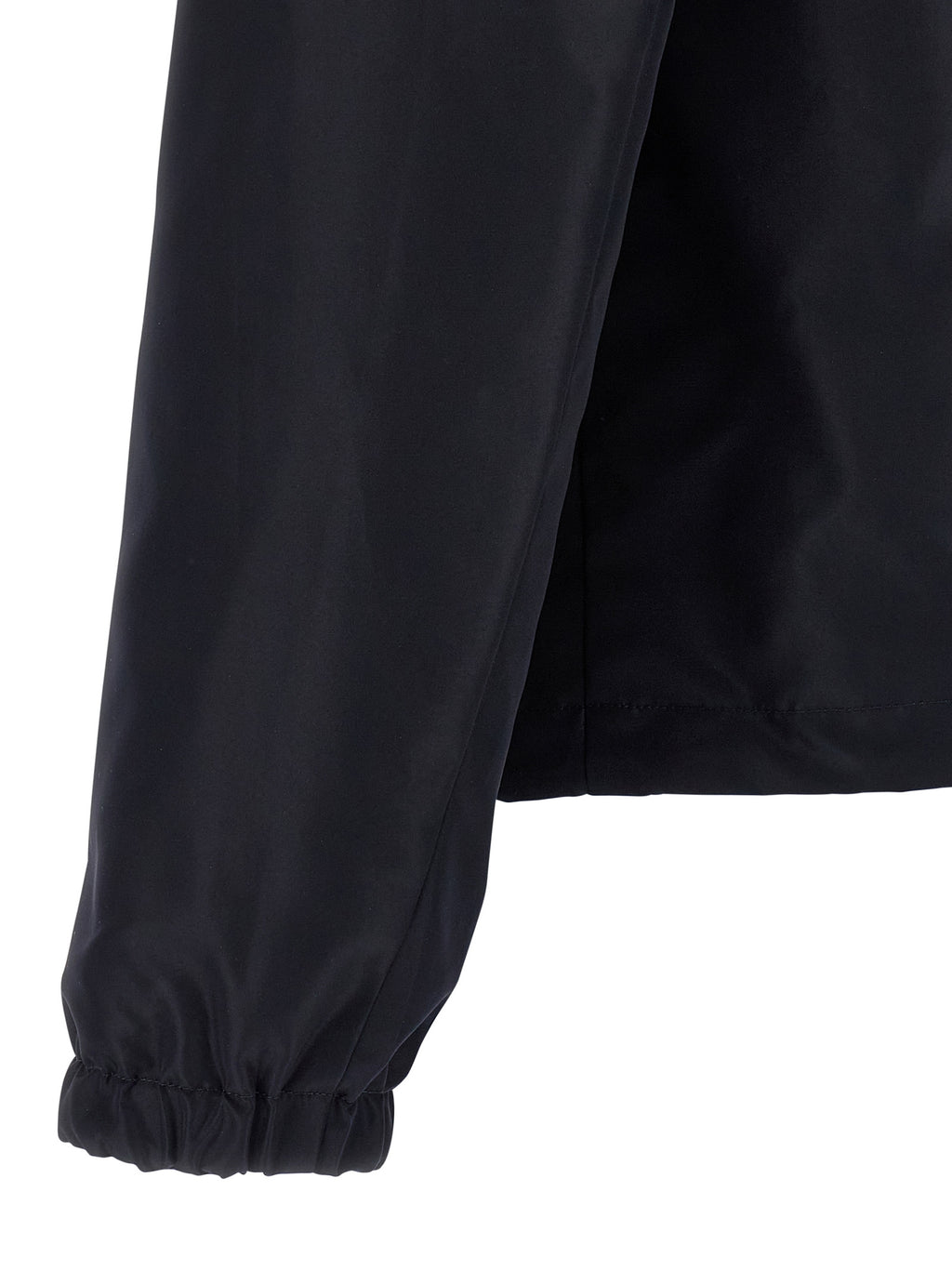 Veste en polyester bleu de Fendi, coupe moderne avec capuche et poches, veste légère pour homme ou femme.