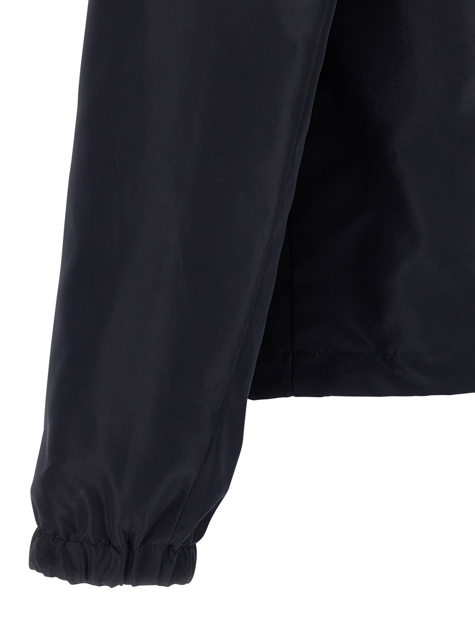 Veste en polyester bleu de Fendi, coupe moderne avec capuche et poches, veste légère pour homme ou femme.