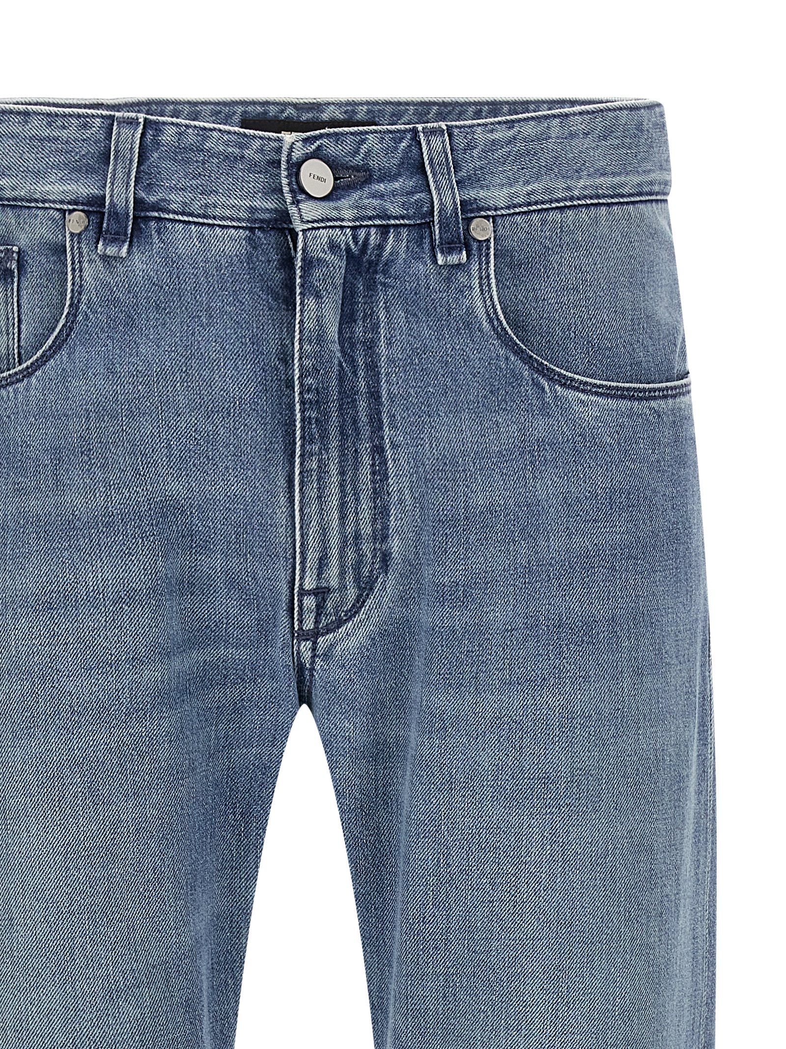Jeans droits en coton bleu Fendi, pantalon élégant à coupe droite, visible en détail dans l'image.