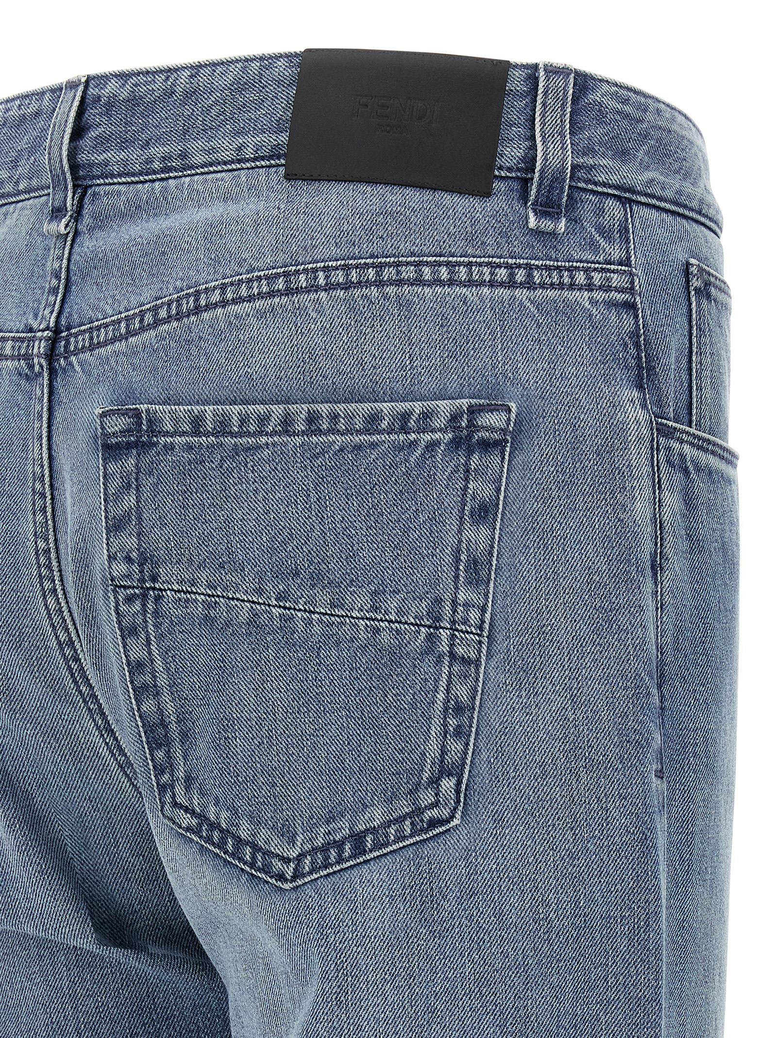 Jeans droits en coton bleu de Fendi, style classique et coupe droite, visibles avec détails de couture et poches.