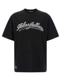 T-shirt en coton bicolore Dolce & Gabbana avec col rond et logo, porté par un mannequin.
