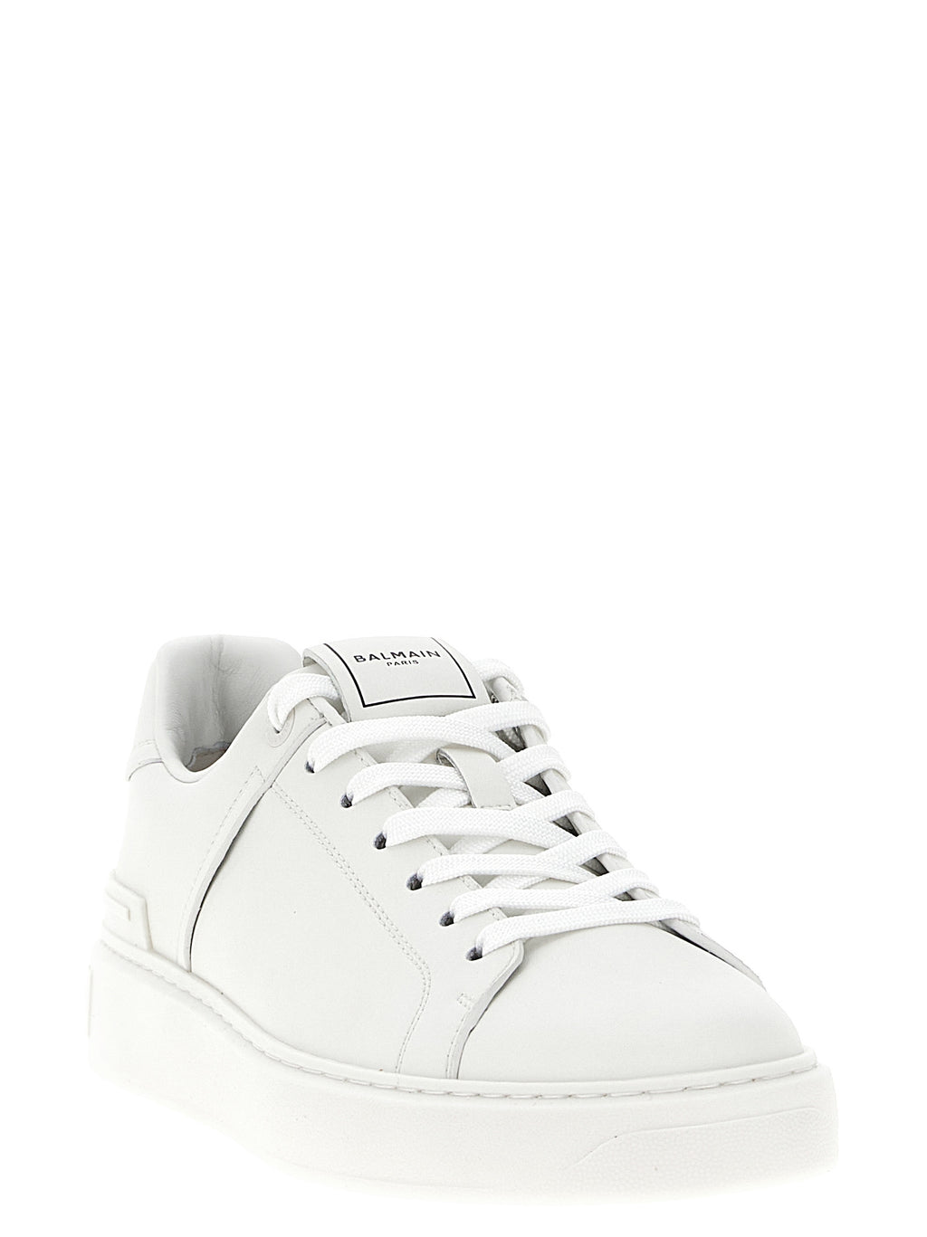 Chaussures Balmain en cuir de veau blanc, baskets basses élégantes avec design sophistiqué et détails modernes.