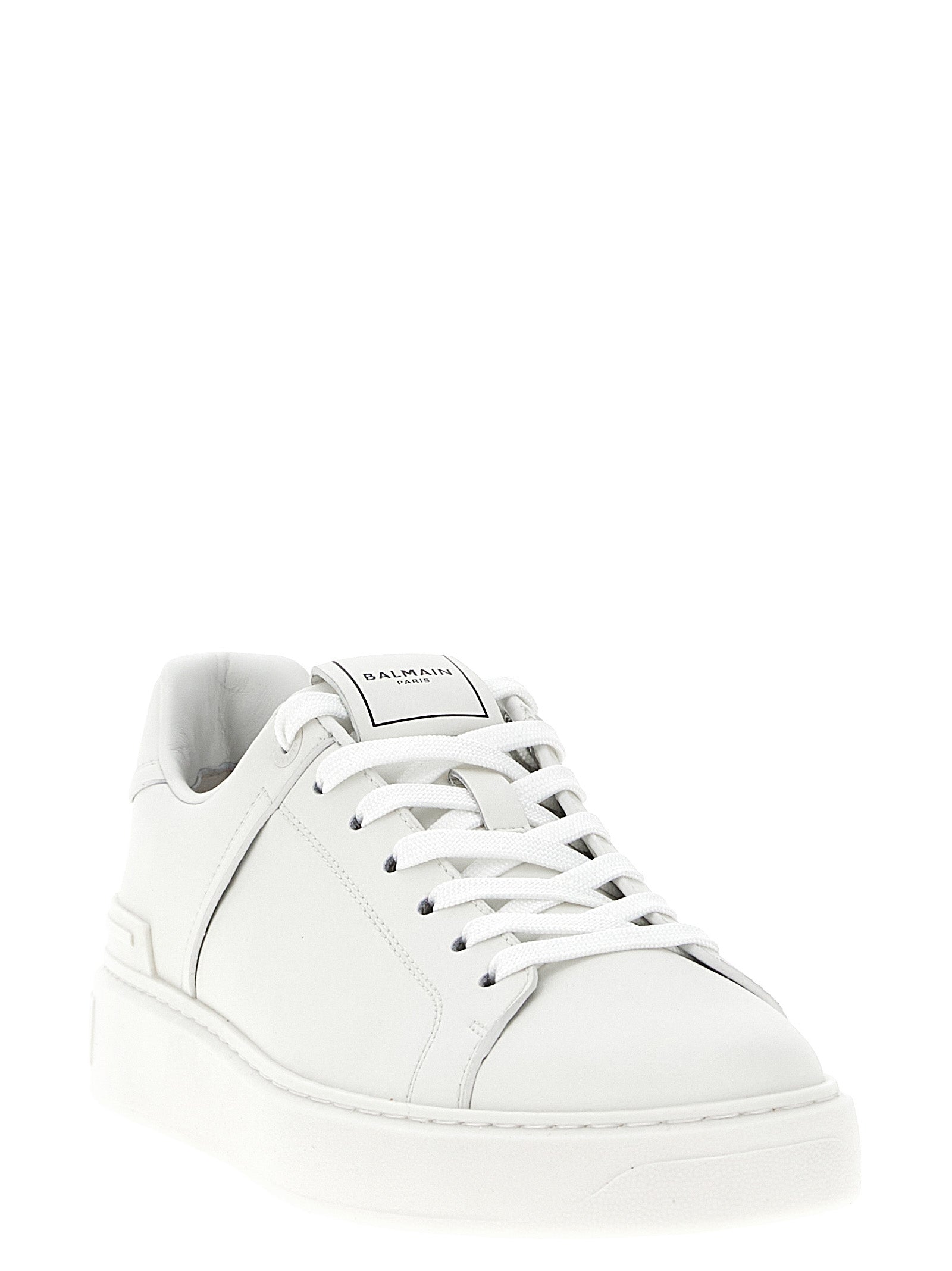 Chaussures Balmain en cuir de veau blanc, baskets basses élégantes avec design sophistiqué et détails modernes.