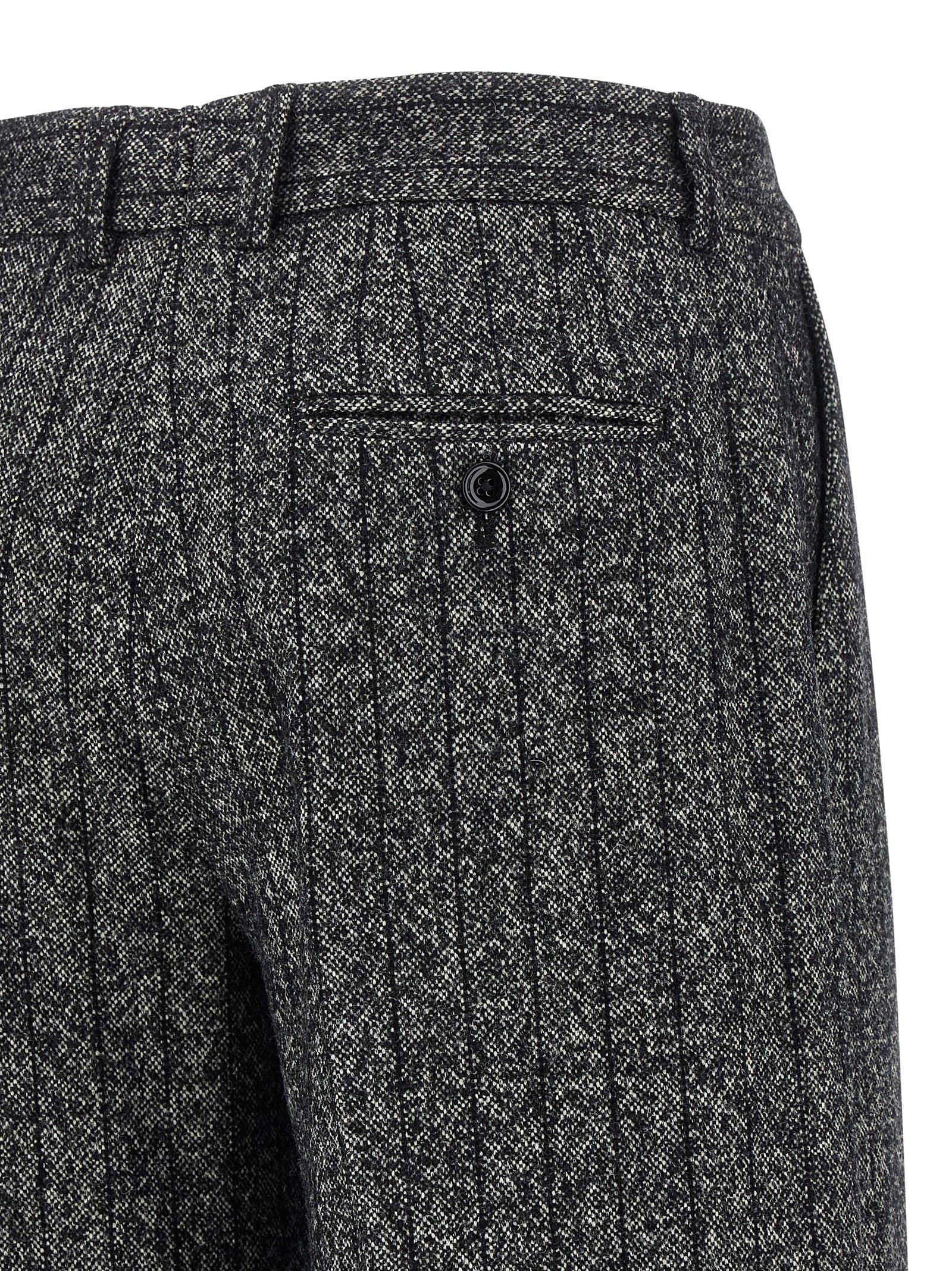 Pantalon décontracté en laine vierge bicolore de Dolce & Gabbana, style casual, visible avec coupe élégante et détails modernes.
