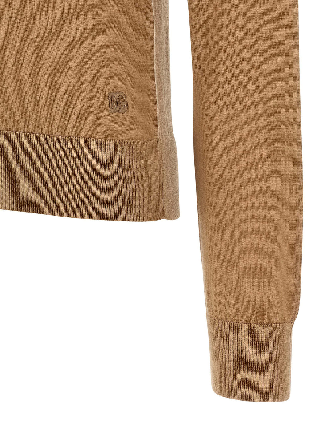 Cardigan en cachemire beige Dolce & Gabbana porté sur un mannequin, détails doux et texture élégante visible.