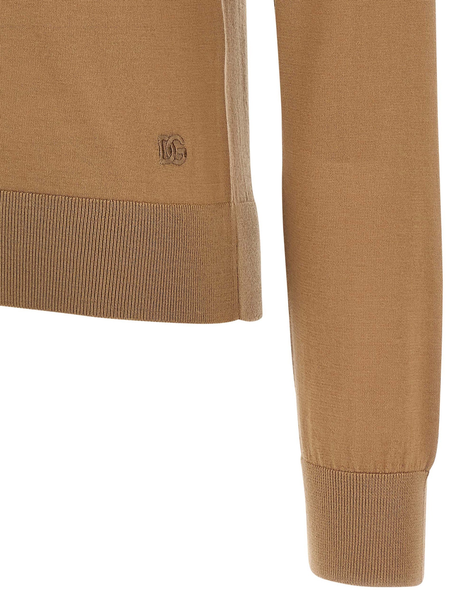 Cardigan en cachemire beige Dolce & Gabbana porté sur un mannequin, détails doux et texture élégante visible.