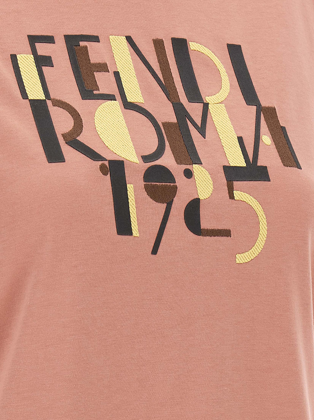 T-shirt en coton multicolore de Fendi avec logo visible, style décontracté, porté par un mannequin.