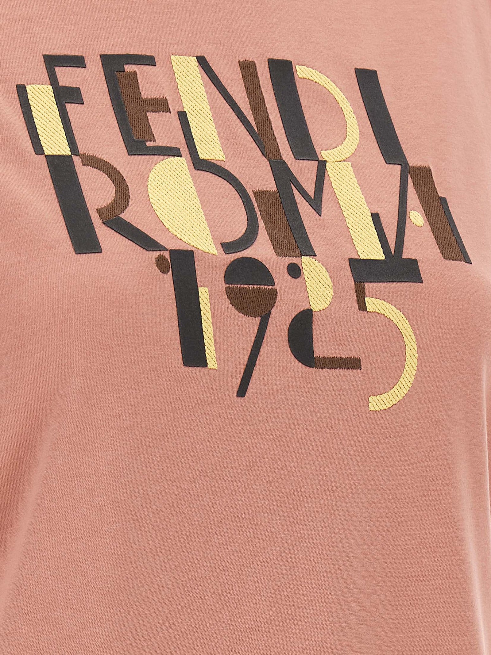 T-shirt en coton multicolore de Fendi avec logo visible, style décontracté, porté par un mannequin.