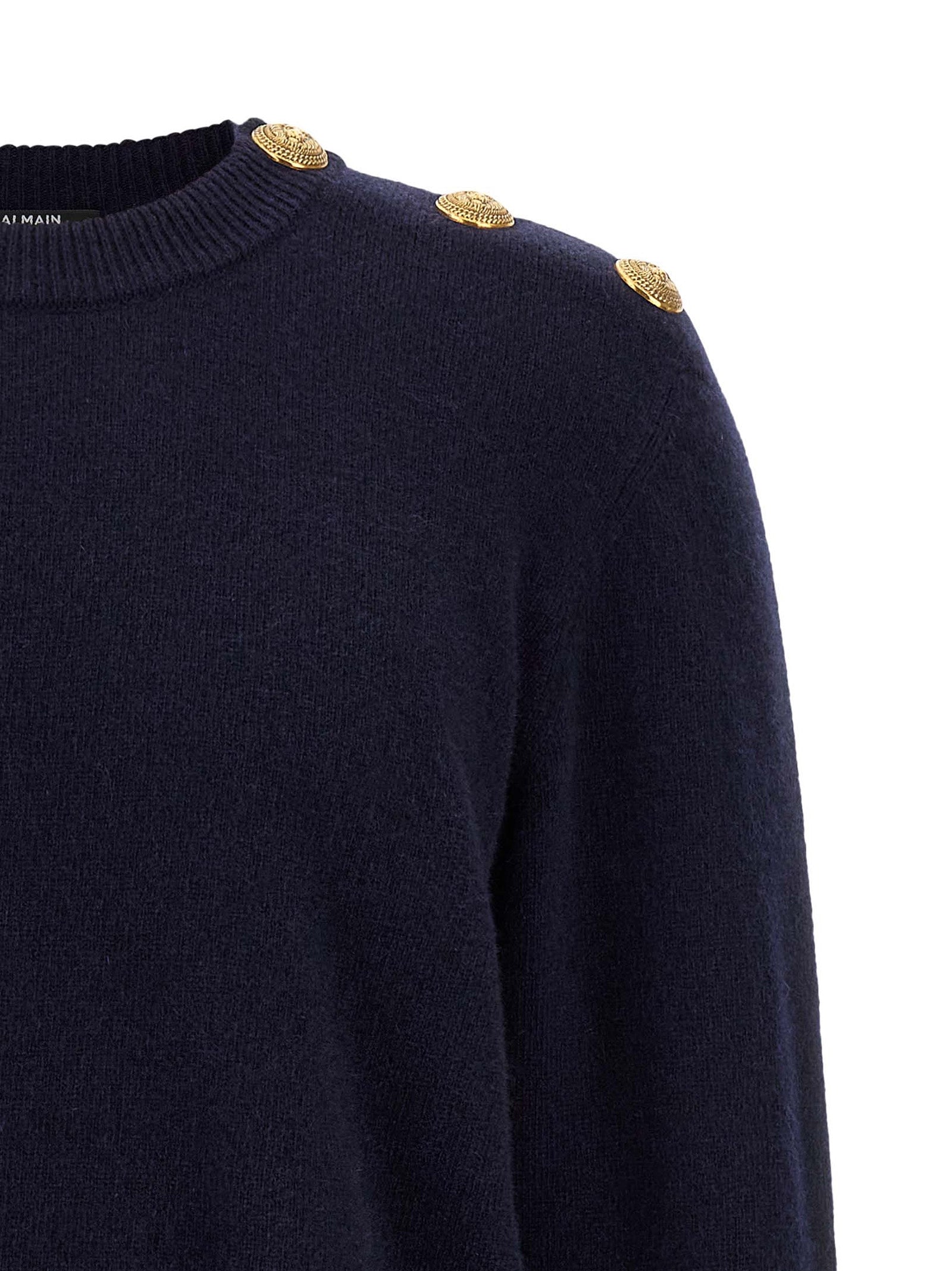 Cardigan en cachemire bleu Balmain porté, détails élégants et texture douce visible sur le vêtement.