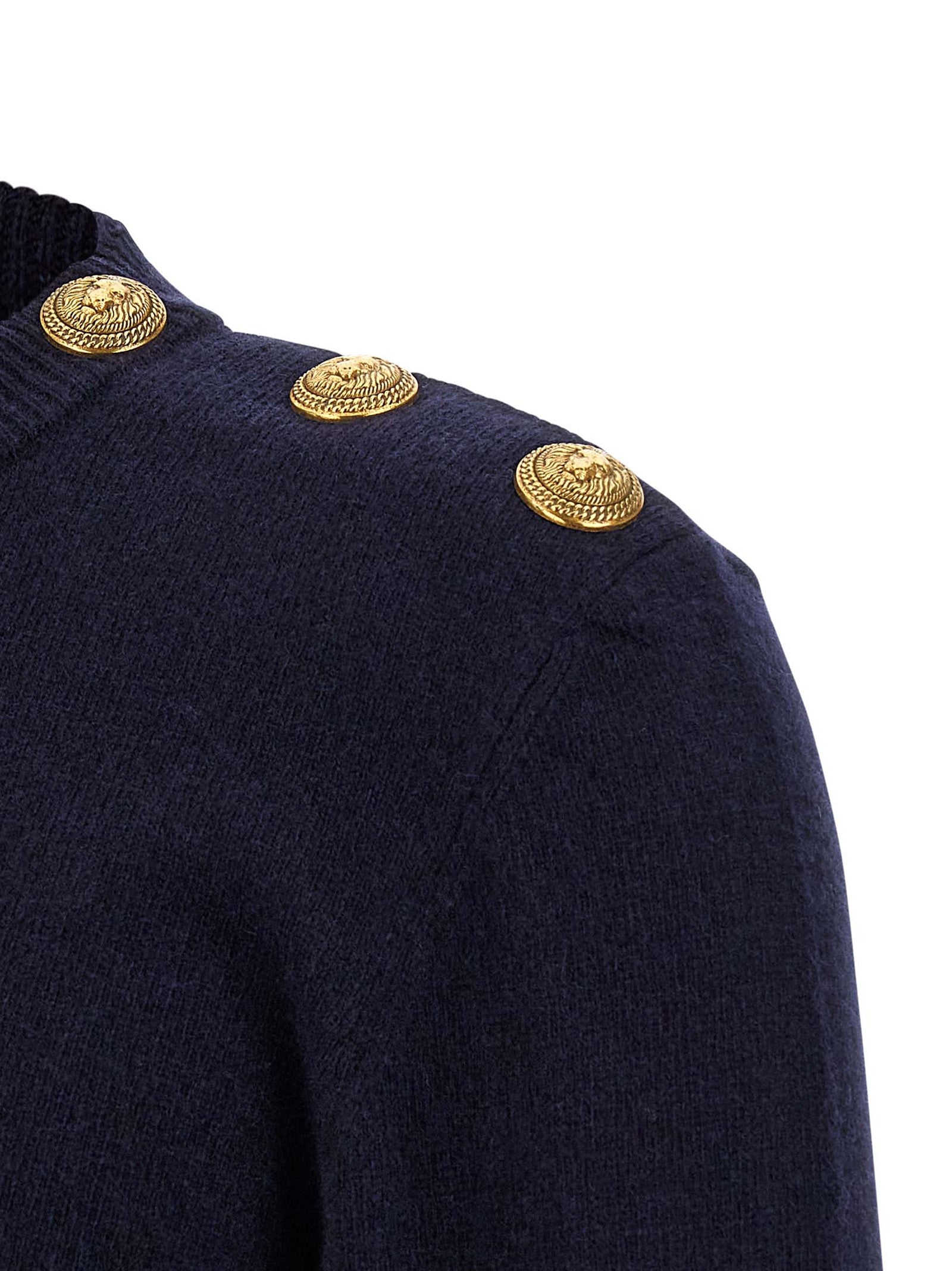 Cardigan en cachemire bleu Balmain porté, détails élégants et texture douce visible sur le modèle.