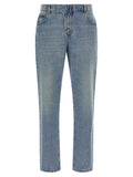 Jeans en denim coton bleu Balmain, coupe classique avec détails de couture visibles sur le pantalon.