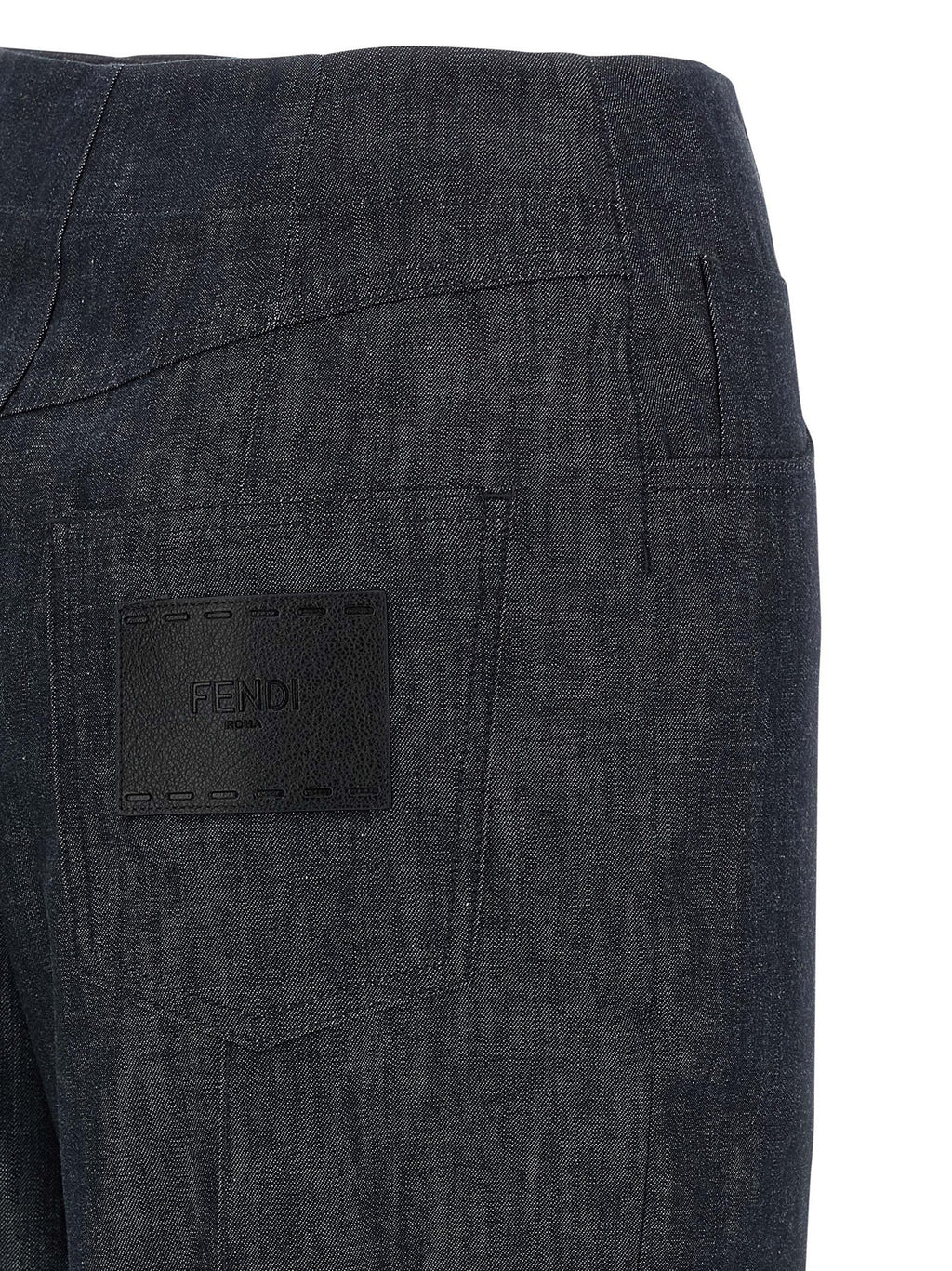 Jean Fendi en coton bleu à taille haute, coupe décontractée et détails modernes, montrant la texture du tissu et la coupe du pantalon.