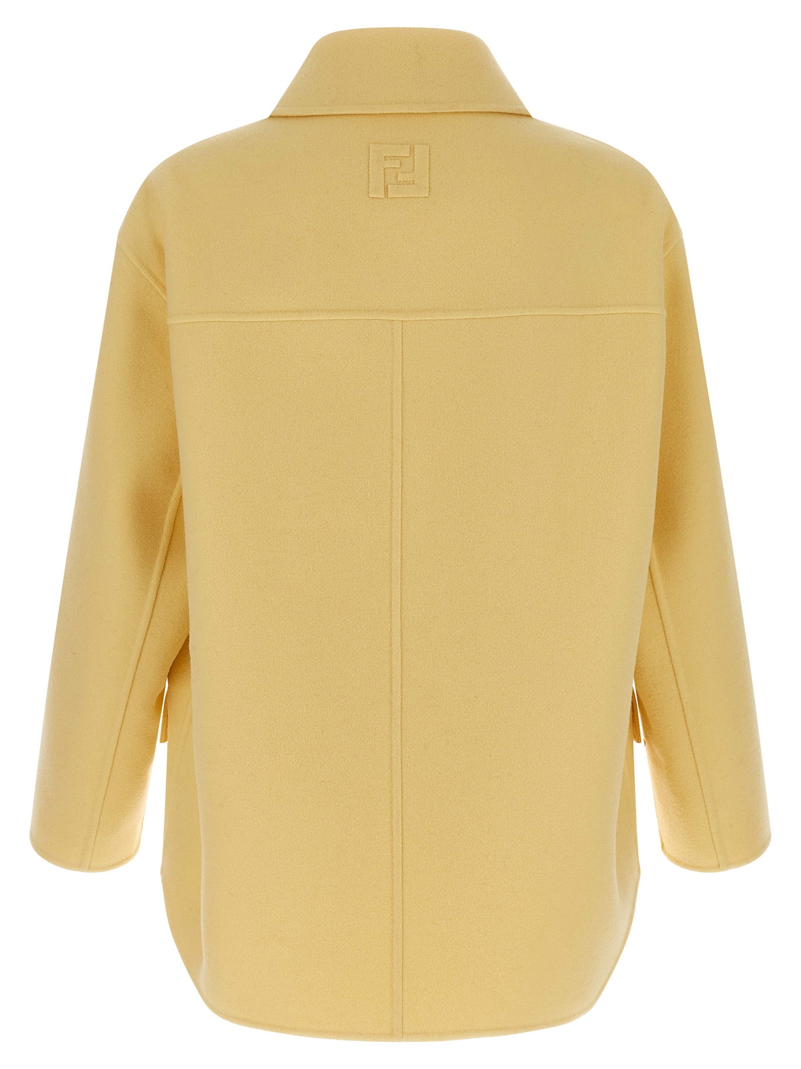 Manteau en laine vierge bicolore Fendi, coupe élégante, porté sur mannequin, détails de finition sophistiqués.
