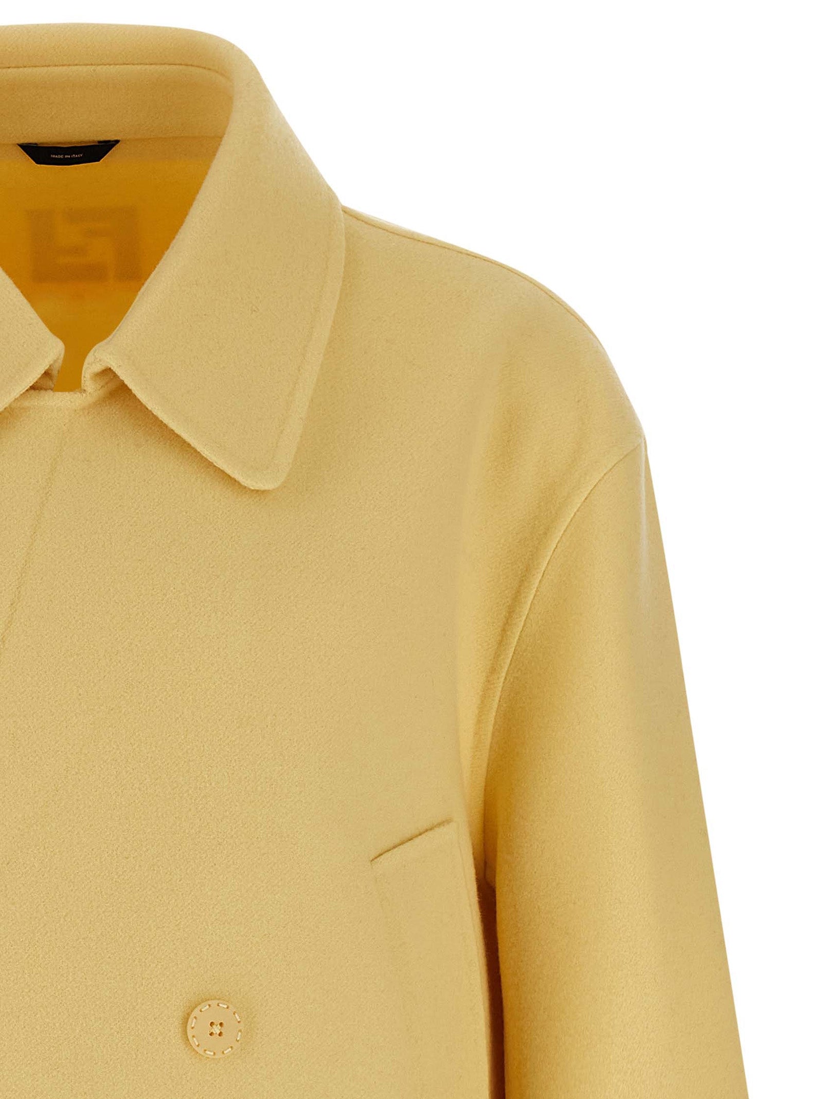 Manteau en laine vierge bicolore de la marque Fendi, coupe élégante avec détails sophistiqués, porté sur un mannequin.