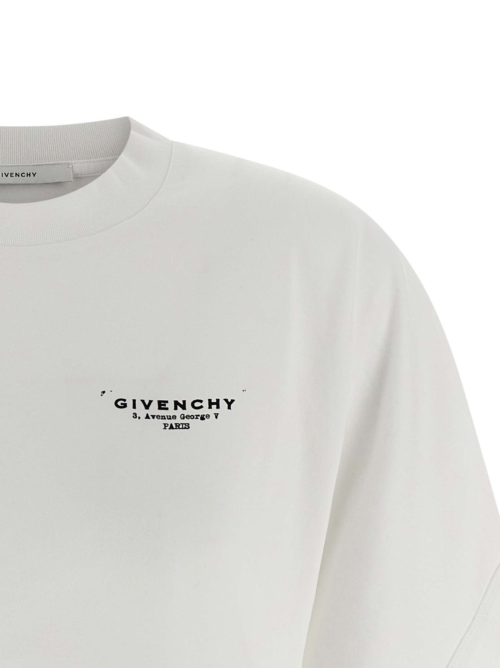 T-shirt blanc en coton de la marque Givenchy, coupe classique et logo discret visible sur le devant.